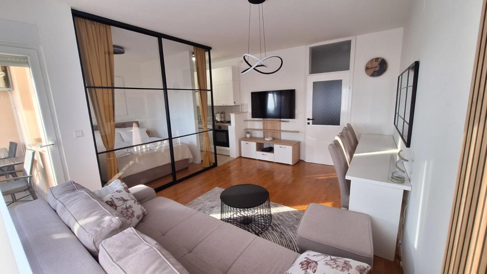 One-Bedroom Apartment photo 1