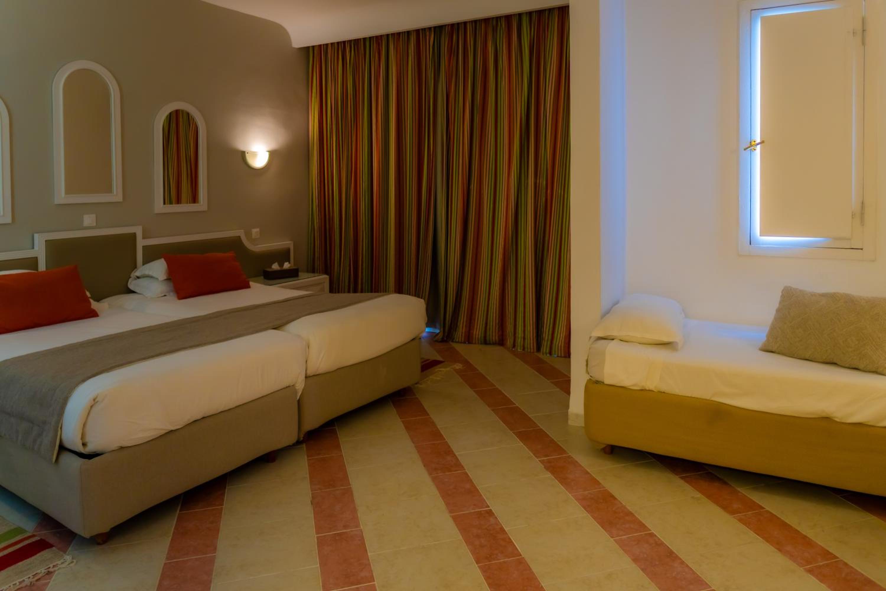 Standard Triple Room with Sea View - Photo 2