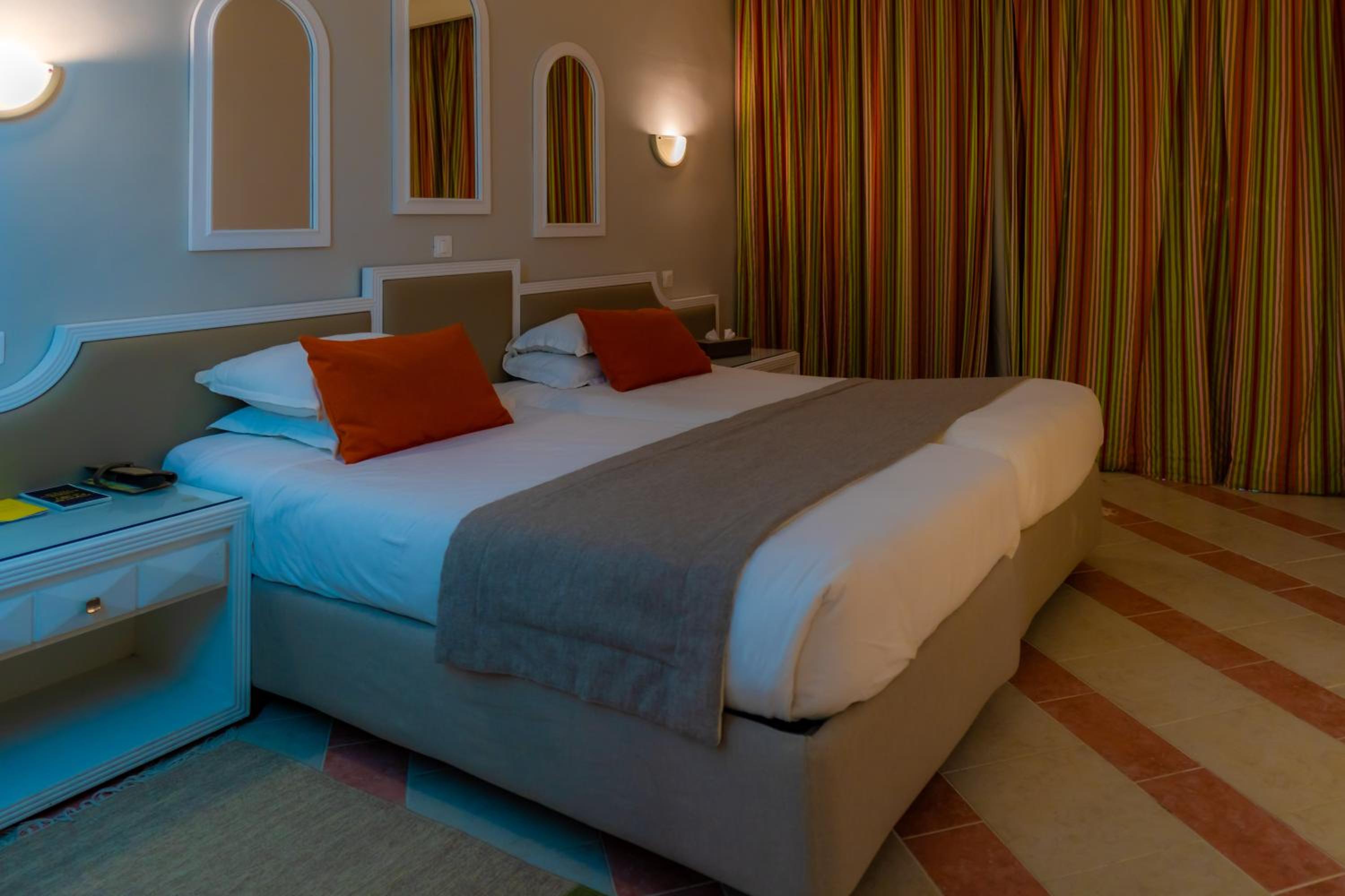 Standard Triple Room with Sea View - Photo 3