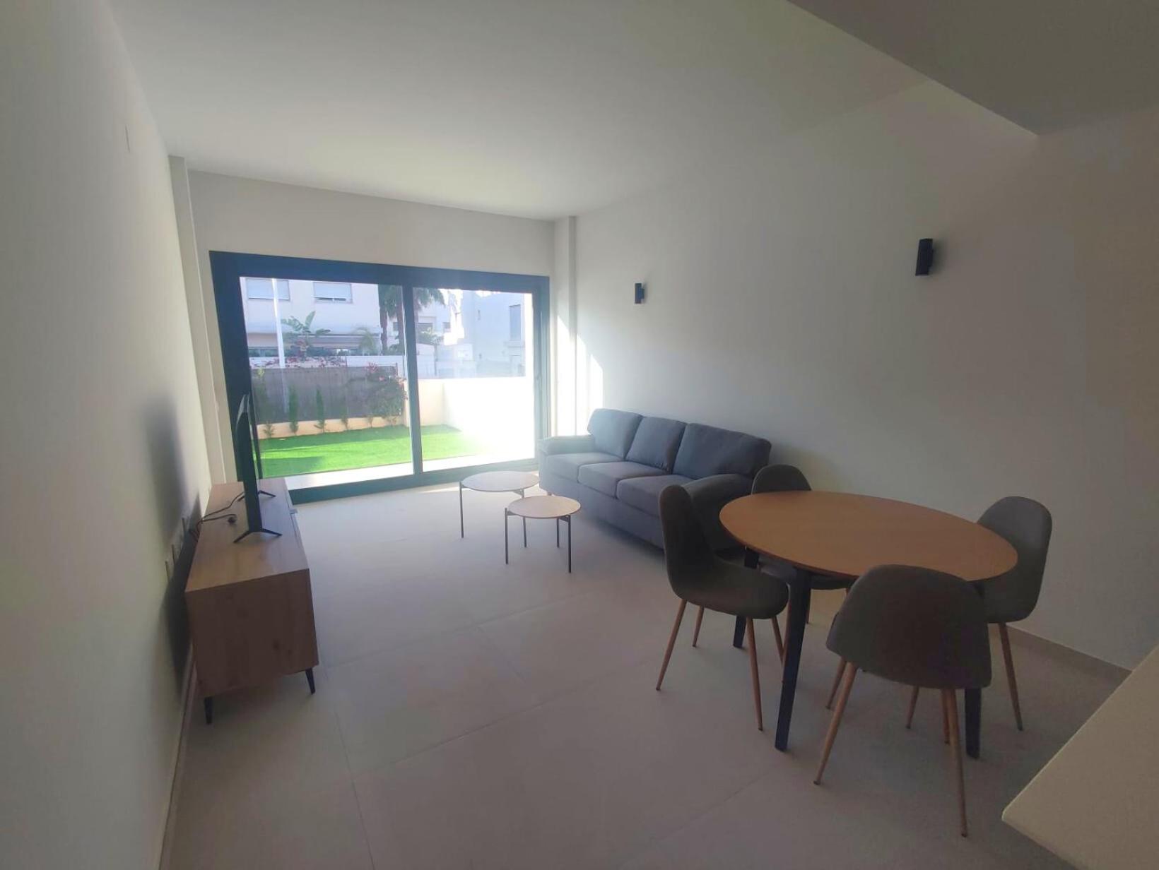 Apartamento de Dos Dormitorios con Vista al Jardín