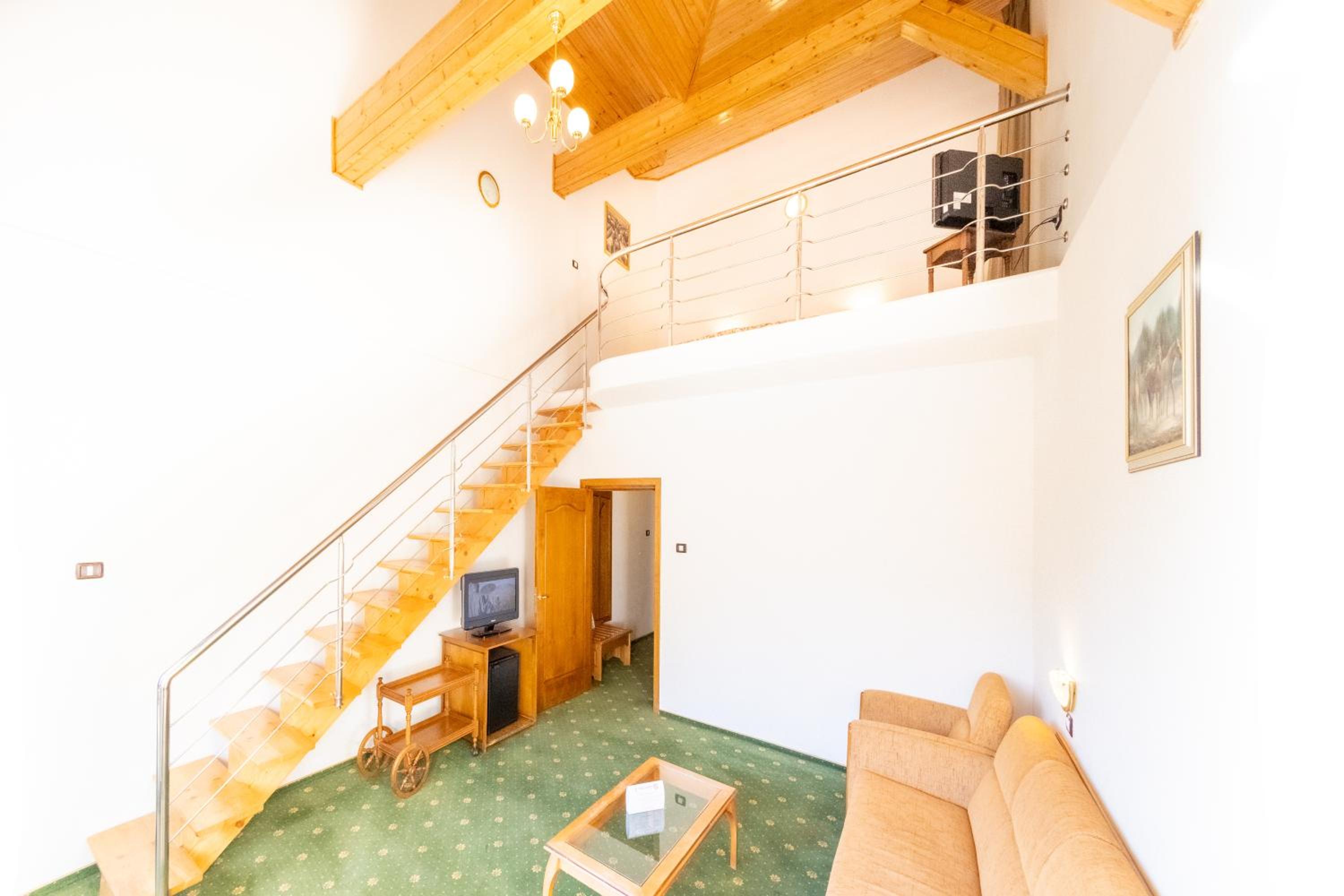 One-Bedroom Loft Apartment with Balcony photo 1