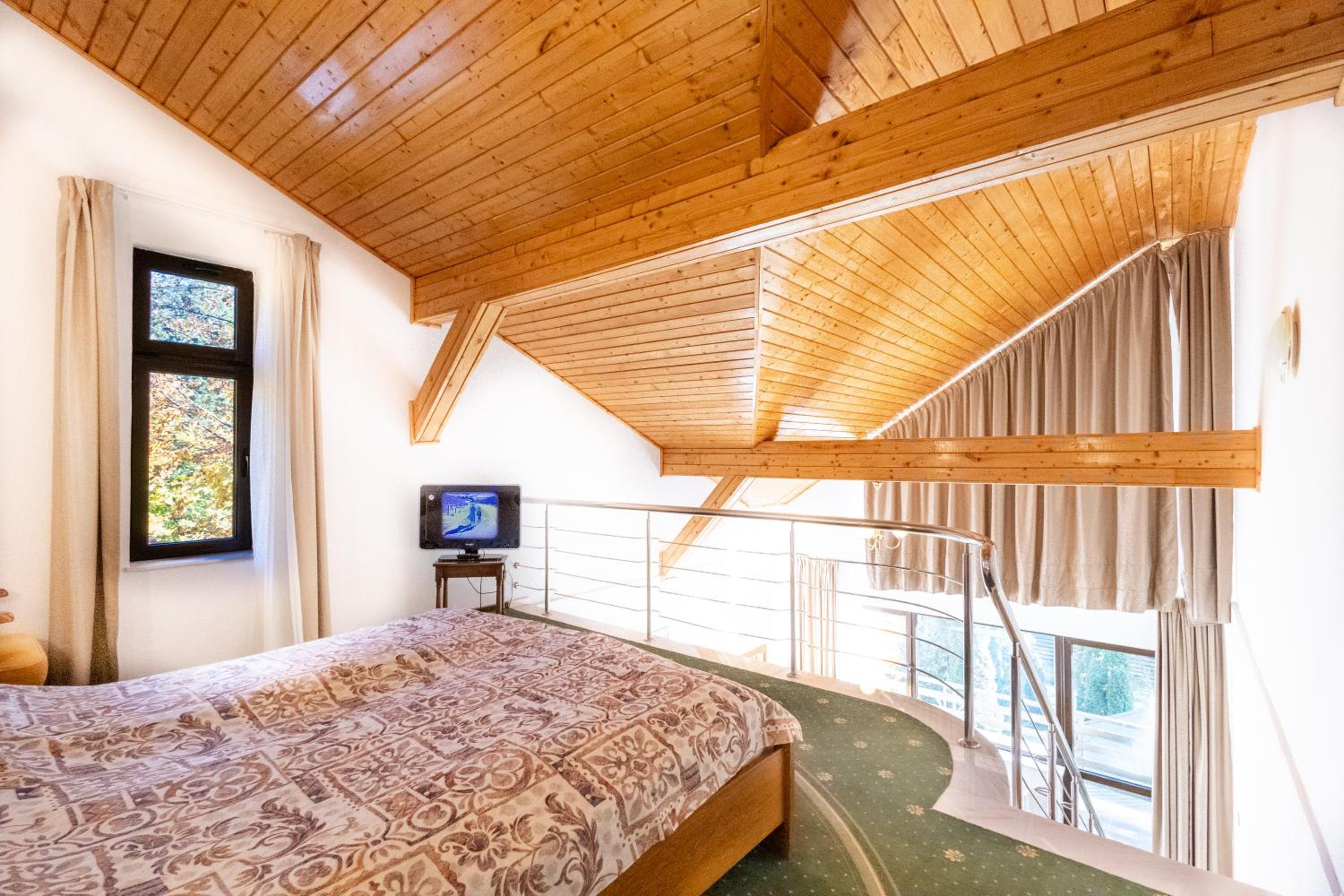 One-Bedroom Loft Apartment with Balcony photo 3