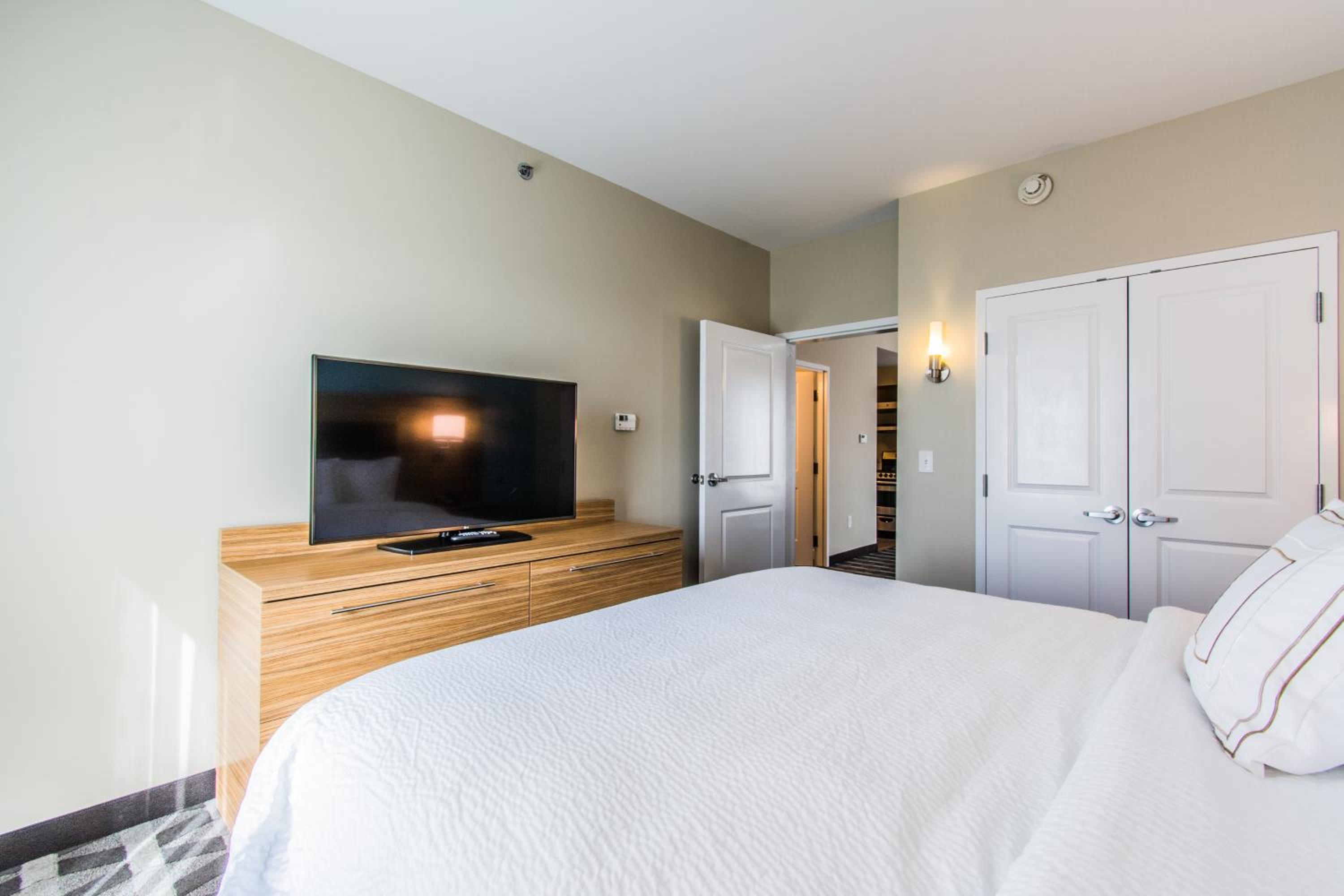 One-Bedroom King Suite with Sofa Bed - Hearing Accessible photo 2