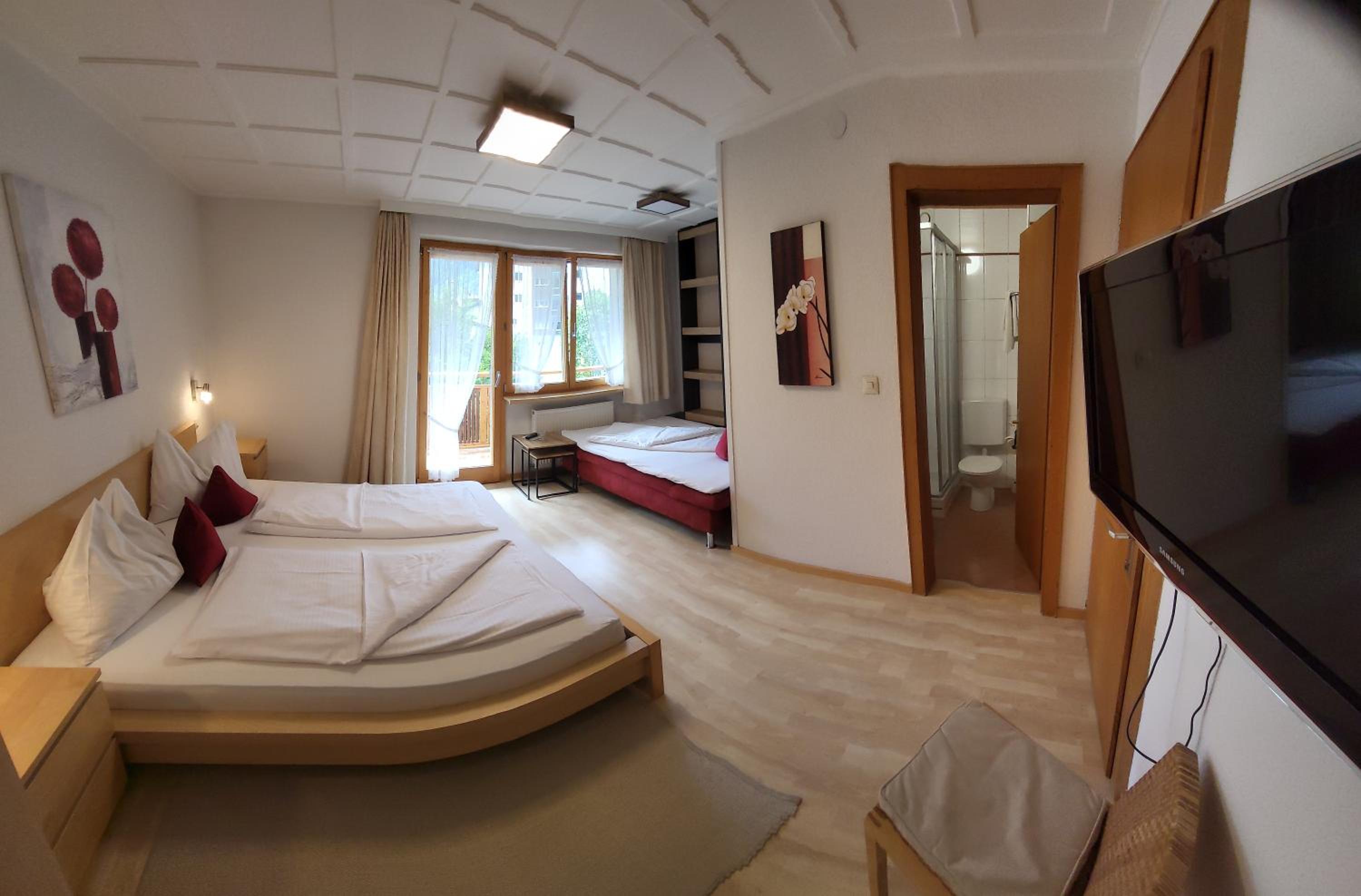 Family Room With Balcony photo 2
