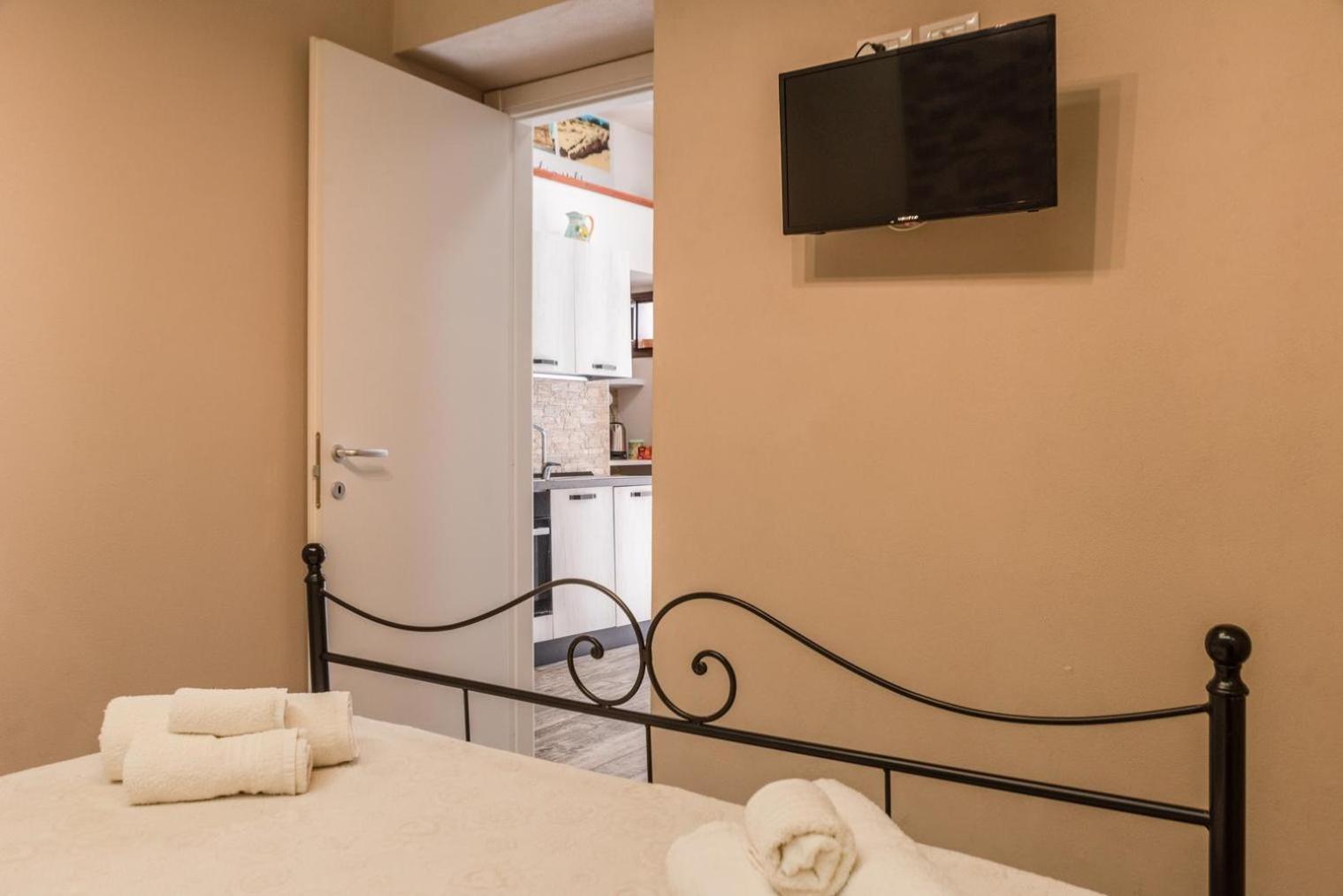 One-Bedroom House - Photo 15