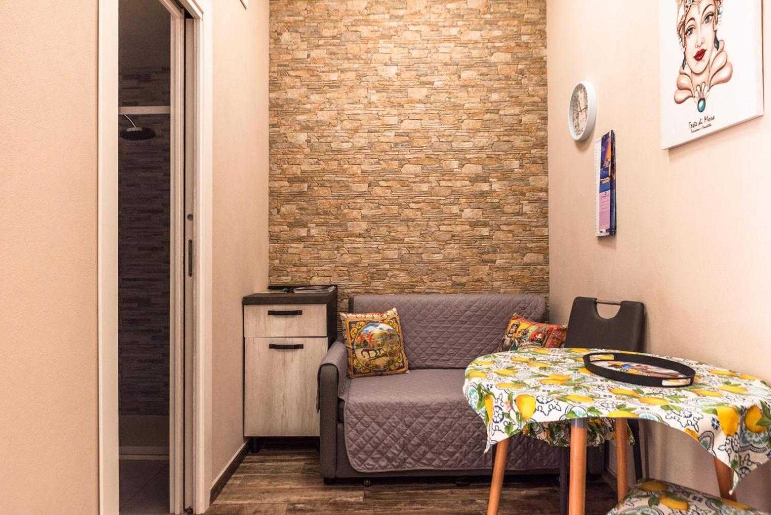 One-Bedroom House - Photo 7