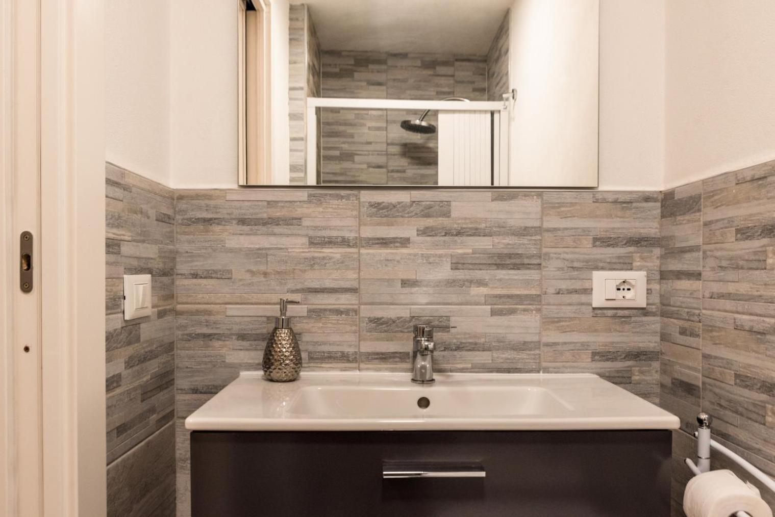 One-Bedroom House - Photo 6