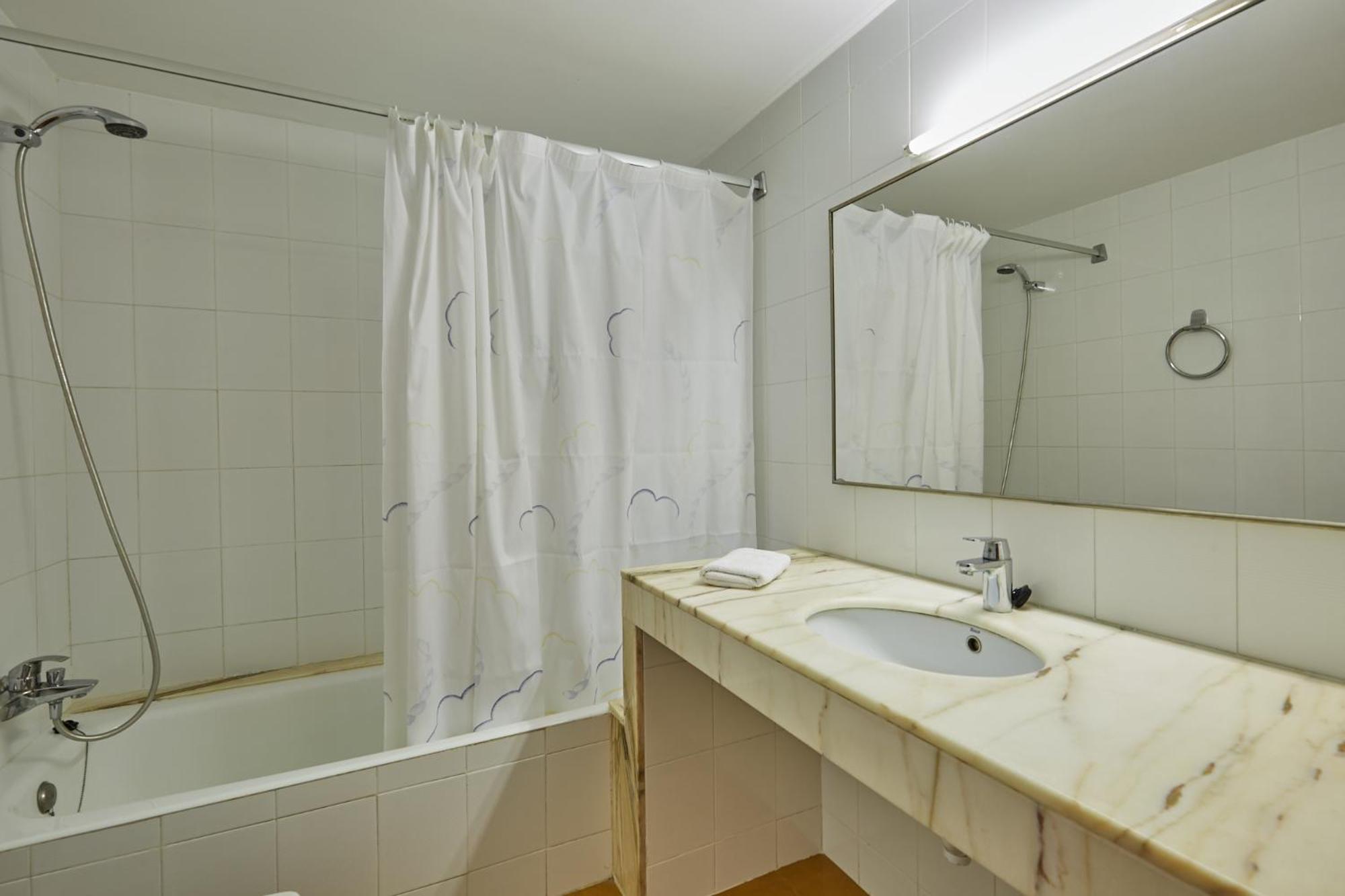 Three-Bedroom Apartment (6 Adults) - Photo 3