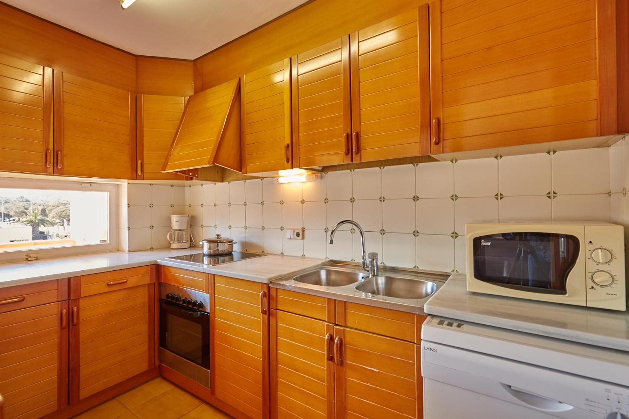 Three-Bedroom Apartment (6 Adults) - Photo 6