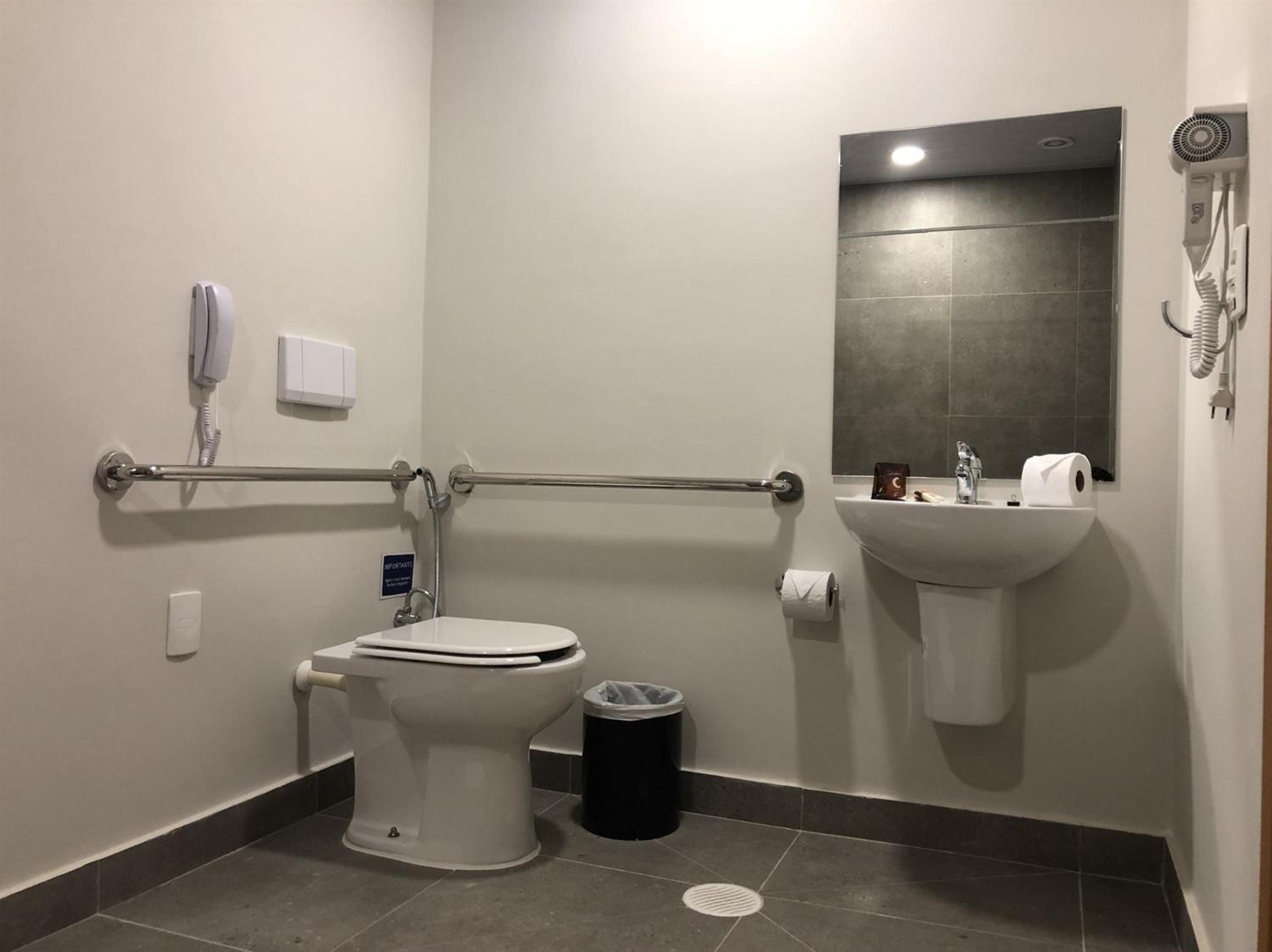 Queen Room - Disability Access photo 3