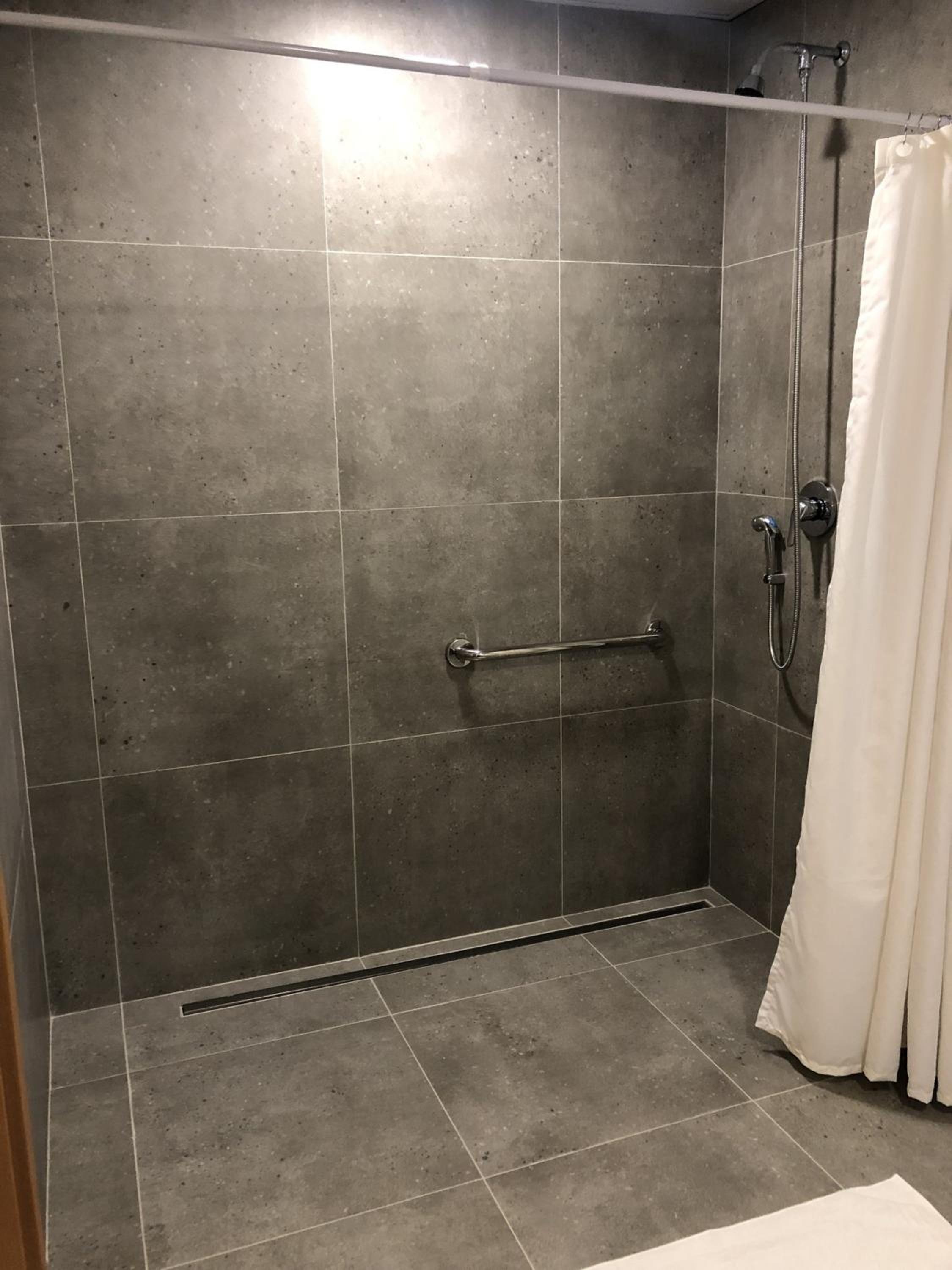 Queen Room - Disability Access photo 2
