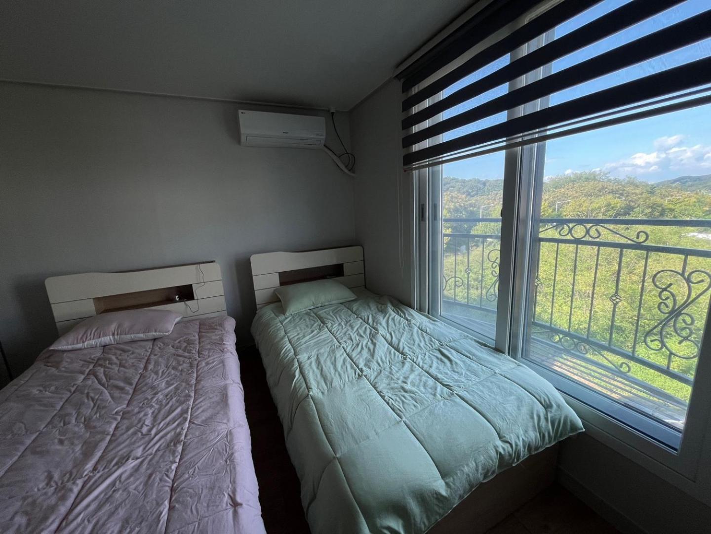 Twin Room with Private Bathroom - Photo 11