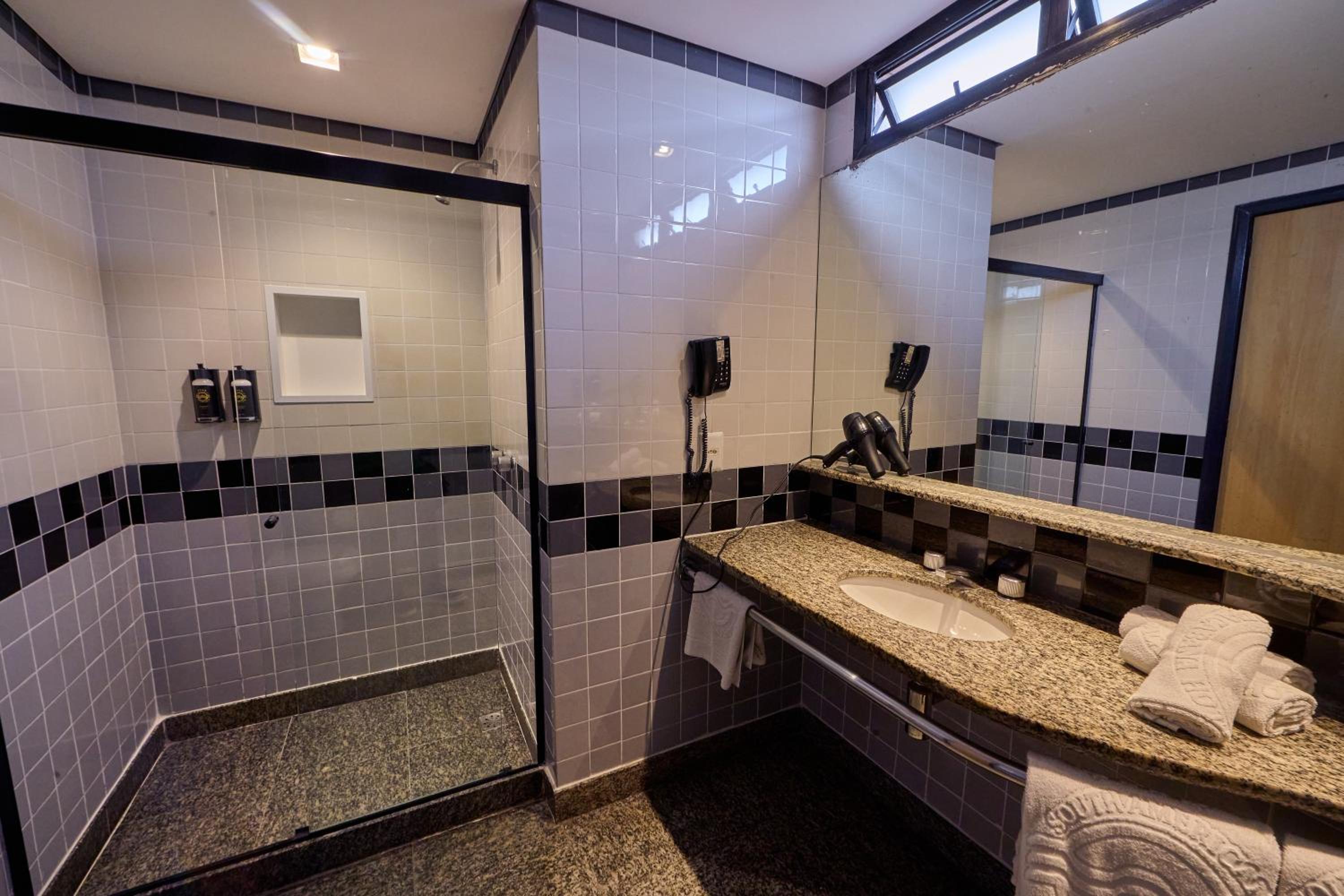 Standard Twin Room thumbnail 5