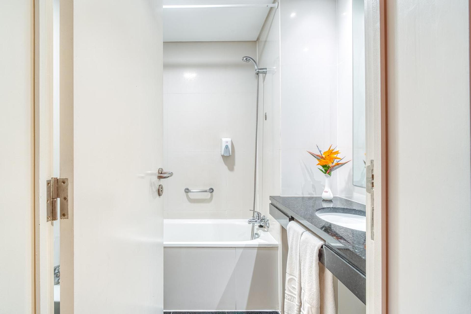 Standard Double or Twin Room with Mountain View - Photo 5