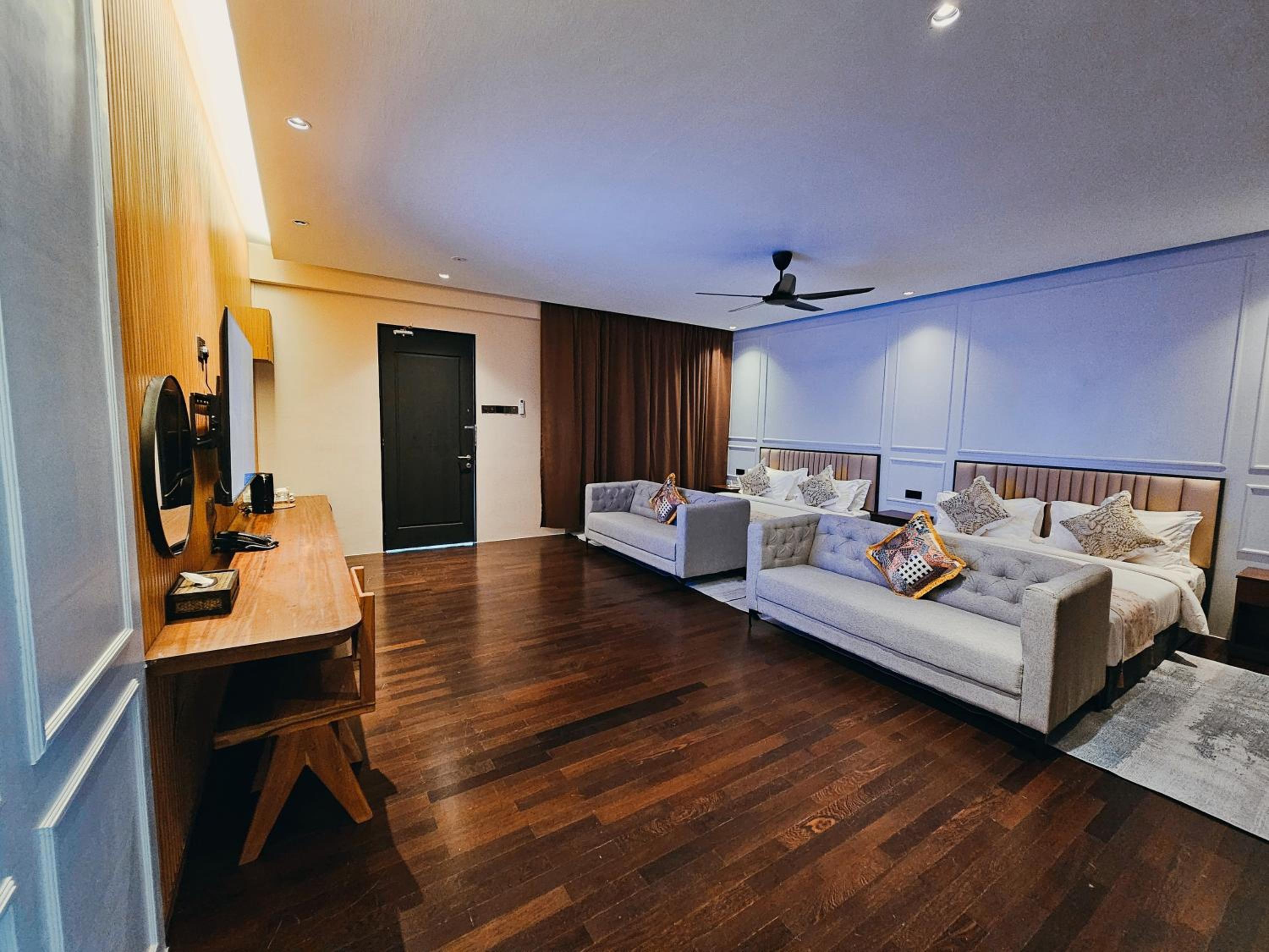 Suite with Spa Bath - Photo 22