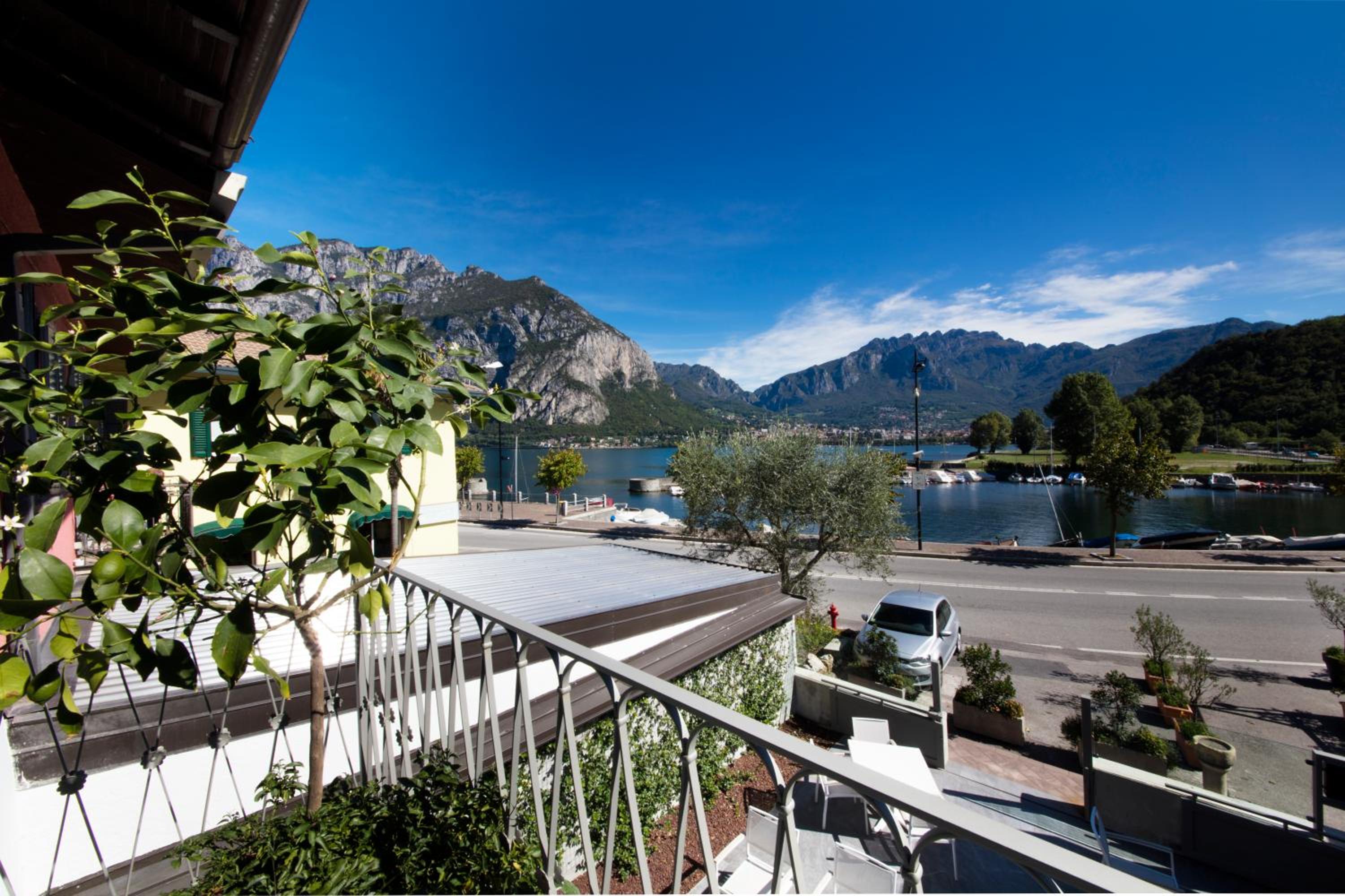 Deluxe Double Room with Balcony and Lake View - Photo 16