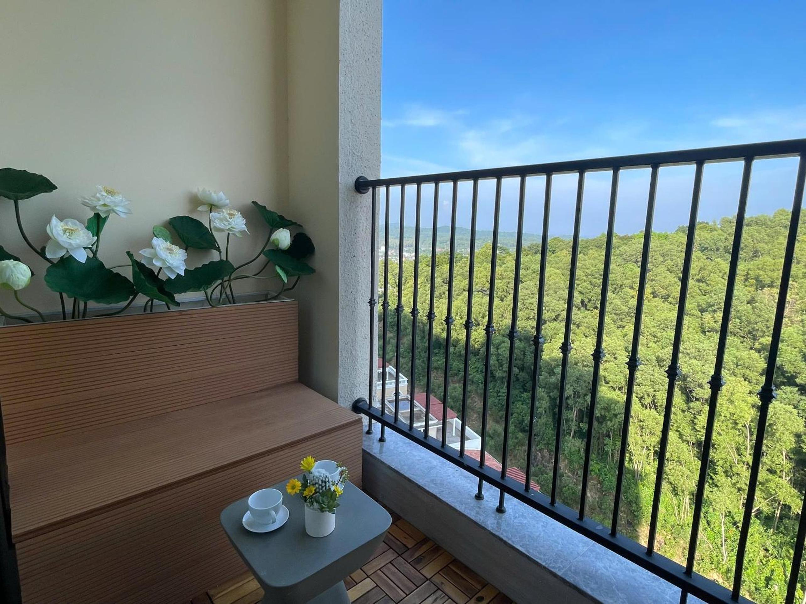 Apartment with Mountain View photo 3
