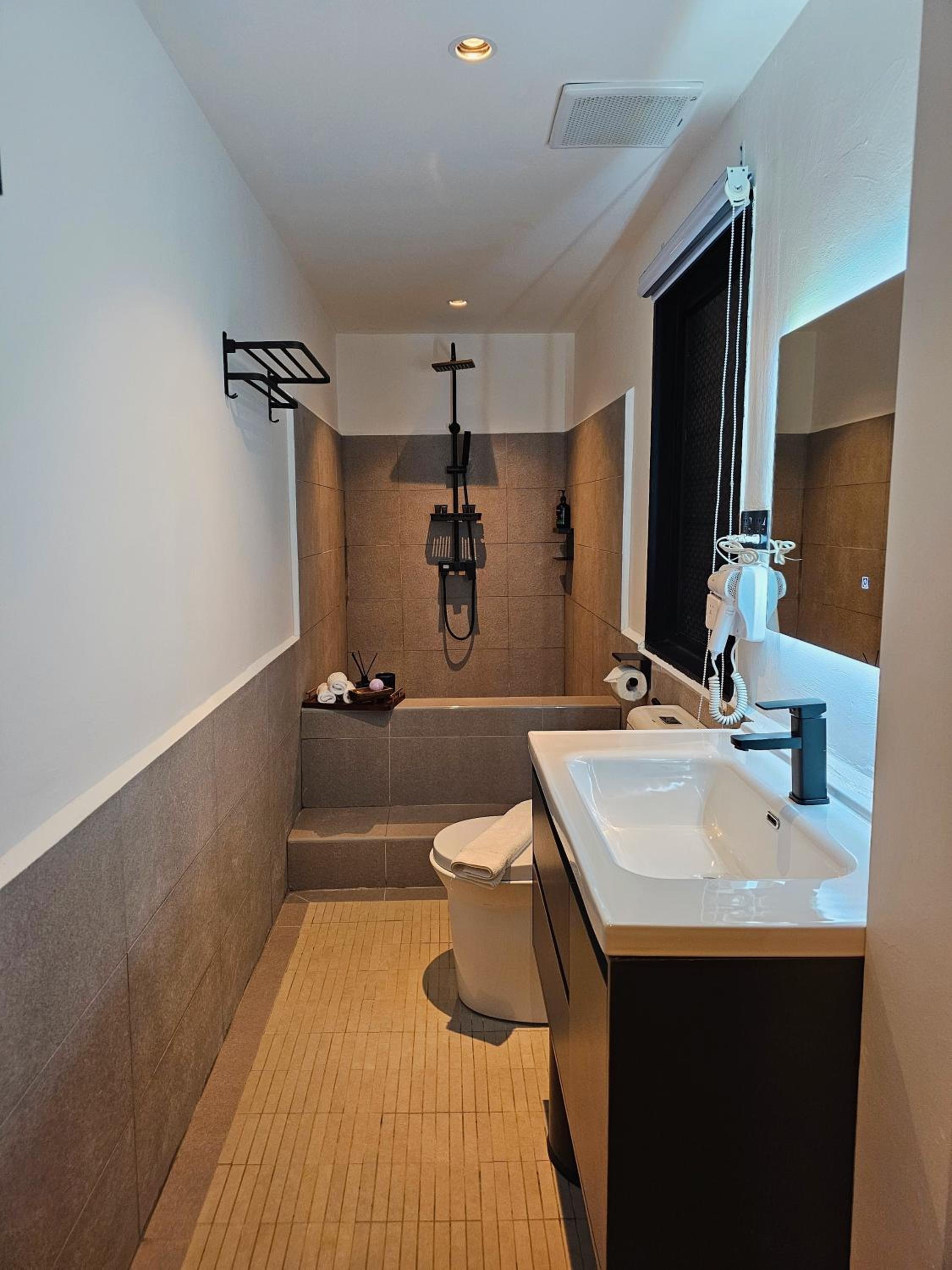 Suite with Spa Bath - Photo 11