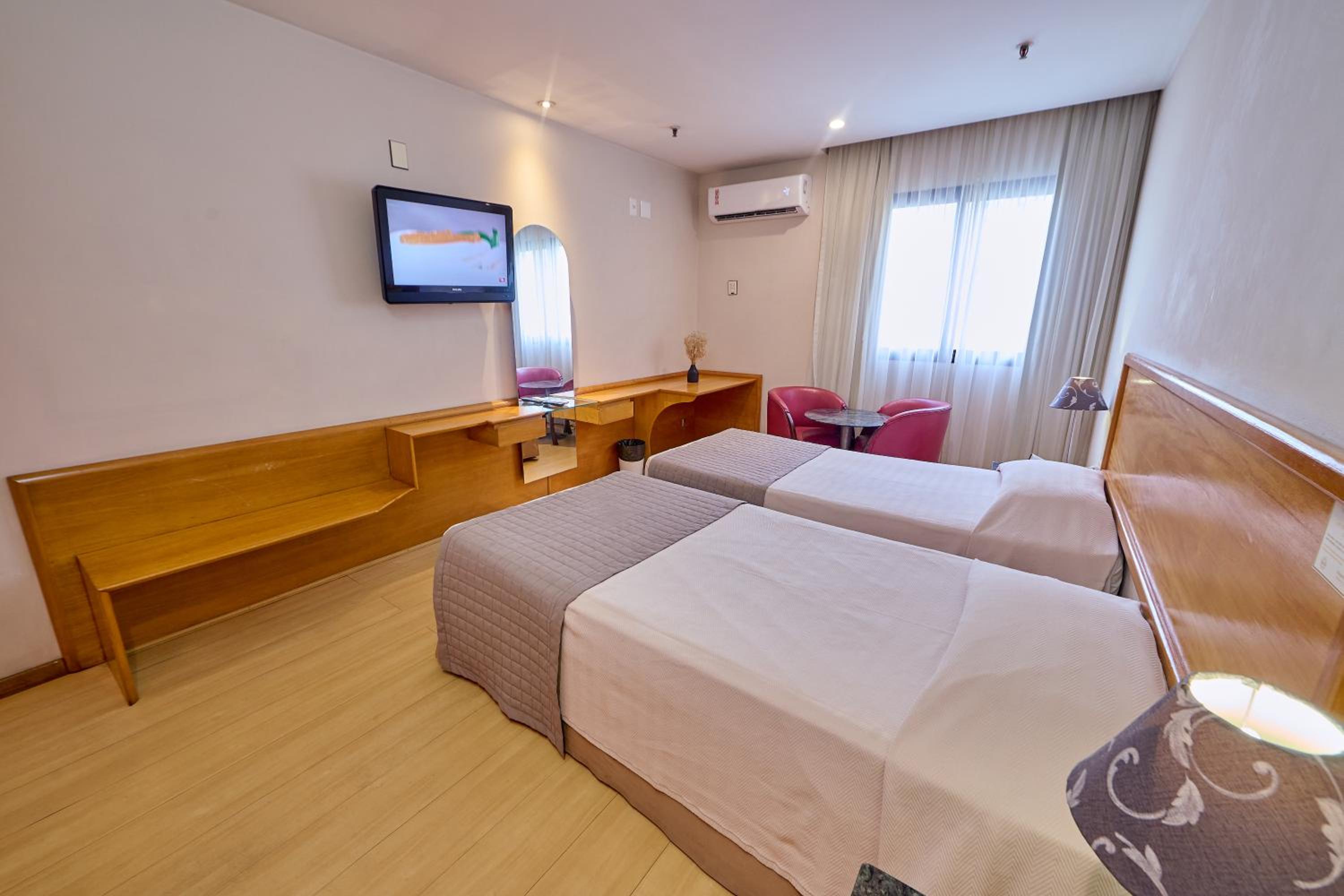 Standard Twin Room thumbnail 6