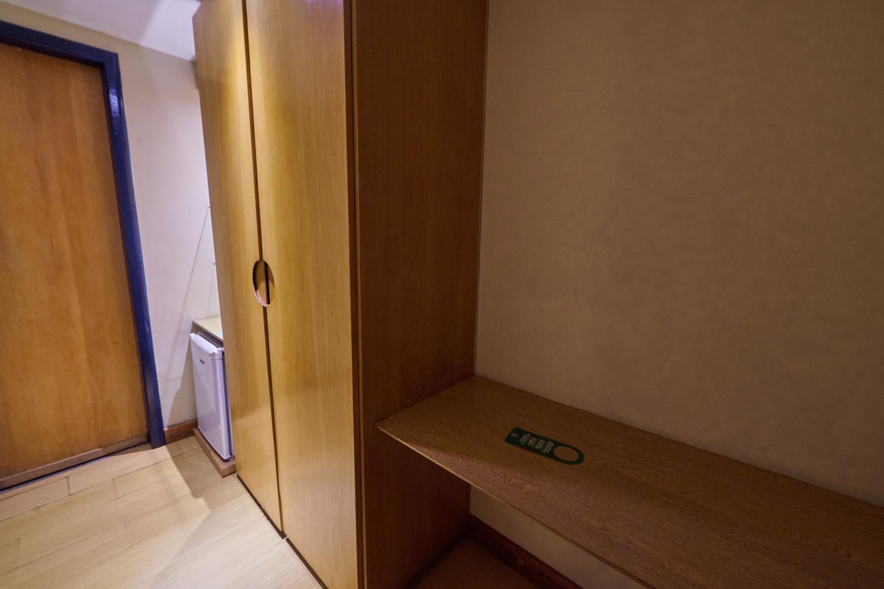 Available room thumbnail 6