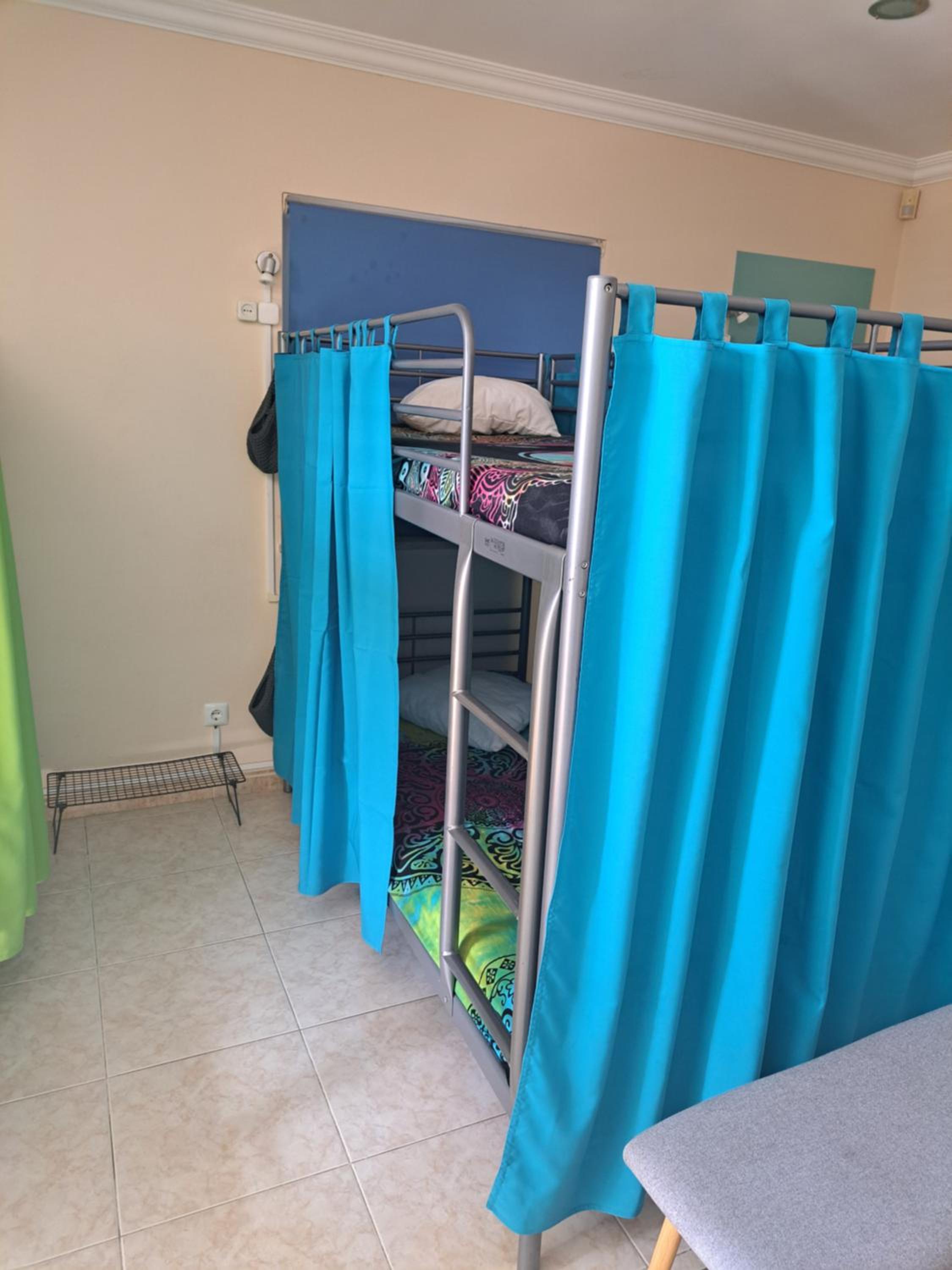 Cama em Dormitório Misto de 8 Camas