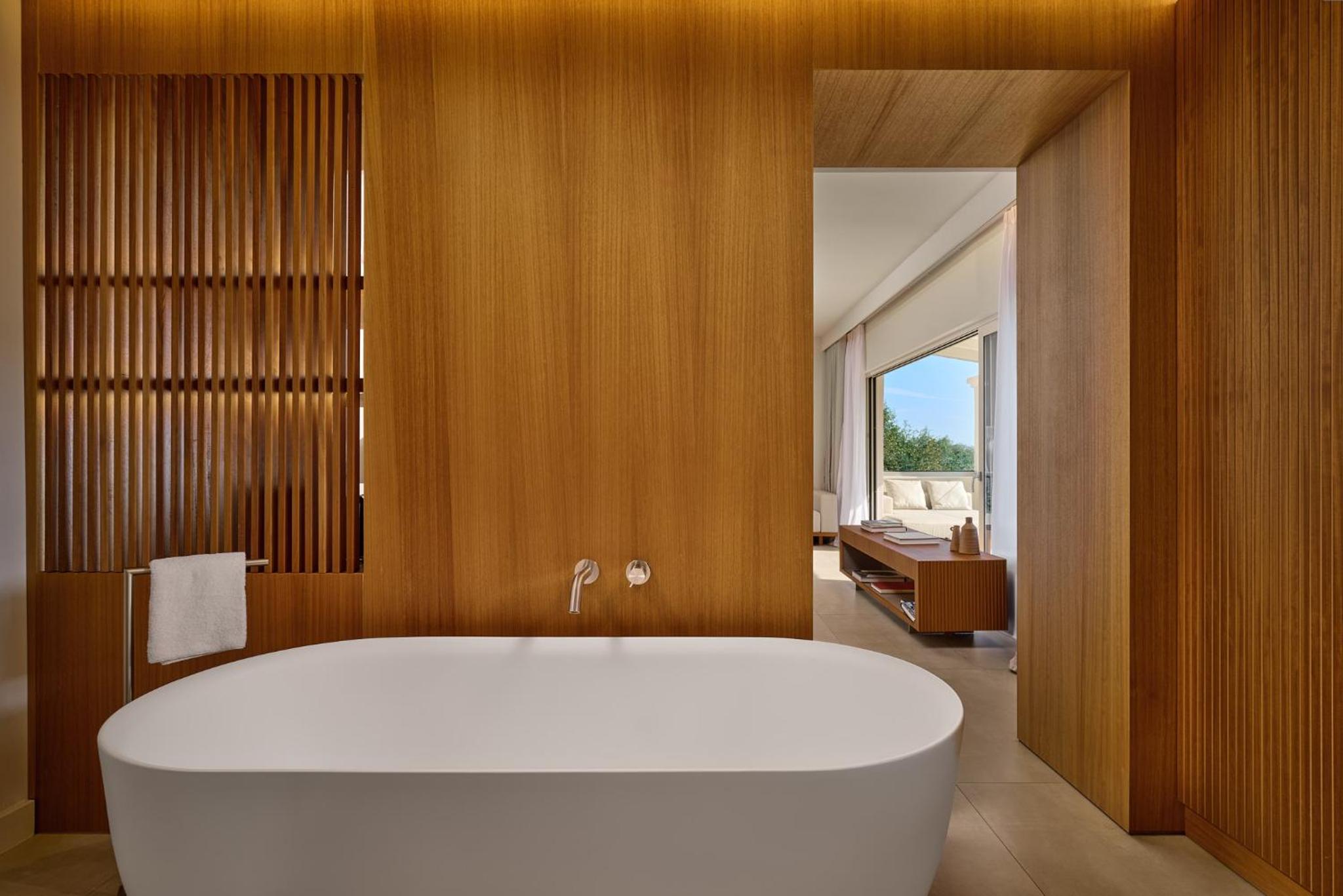 Wow Suite with Outdoor Jacuzzi - Photo 3