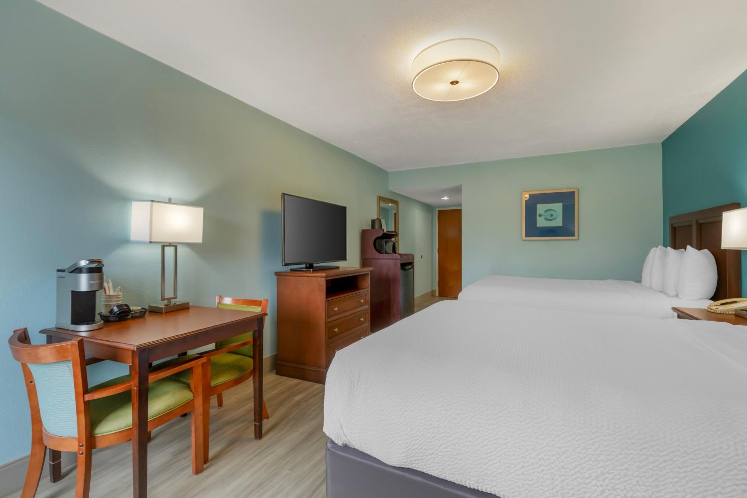 Queen Room with Two Queen Beds and Bath Tub - Disability Access/Non-Smoking  - Photo 4