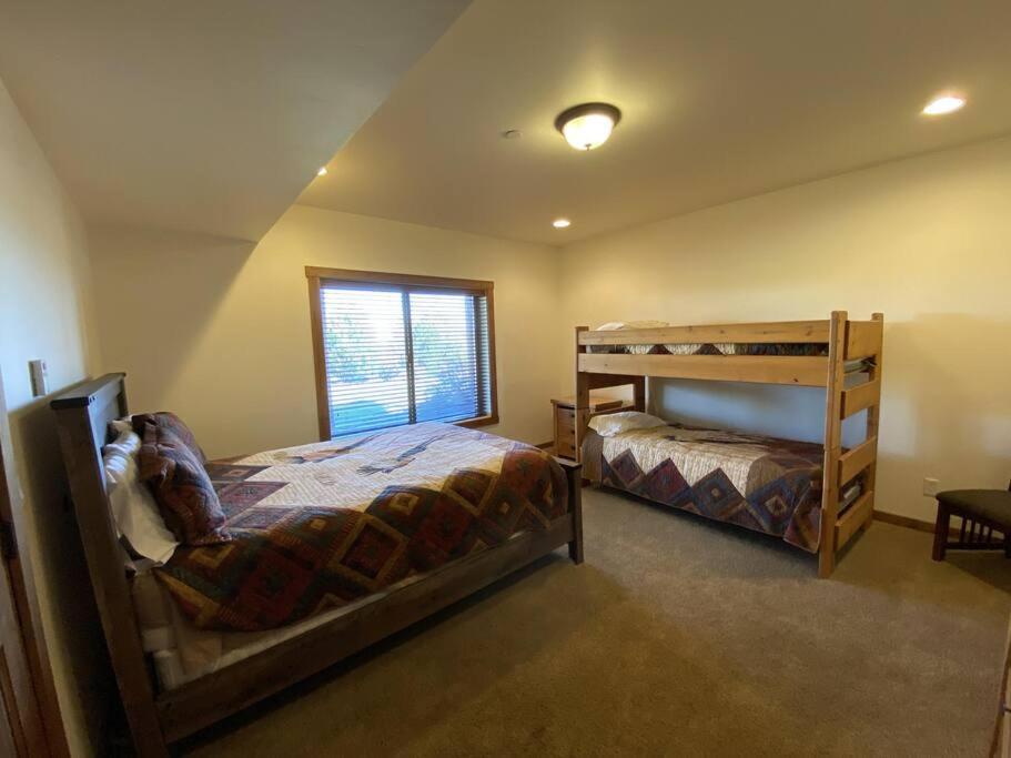Five-Bedroom House photo 1