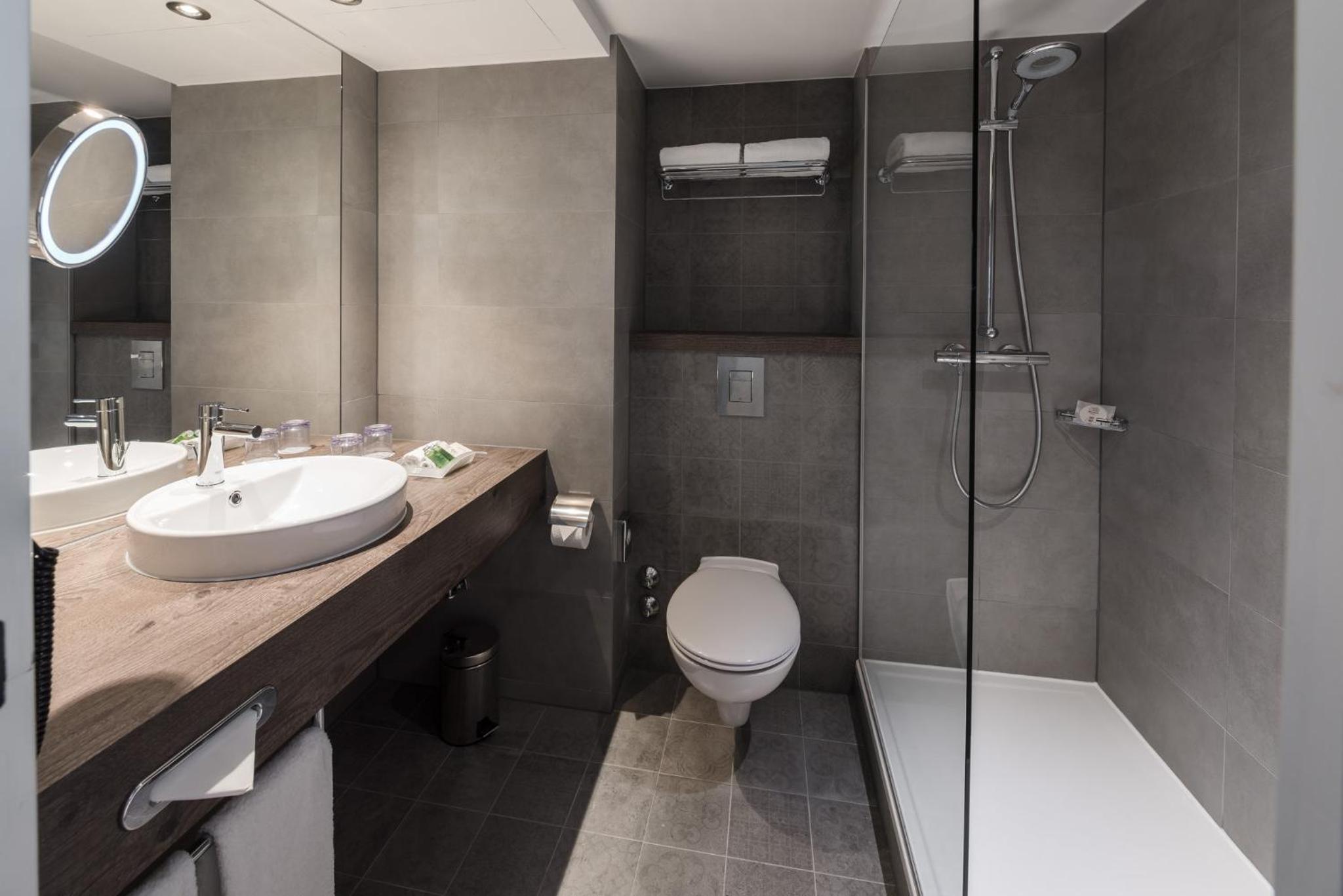 Premium Queen Room with City View - Photo 2