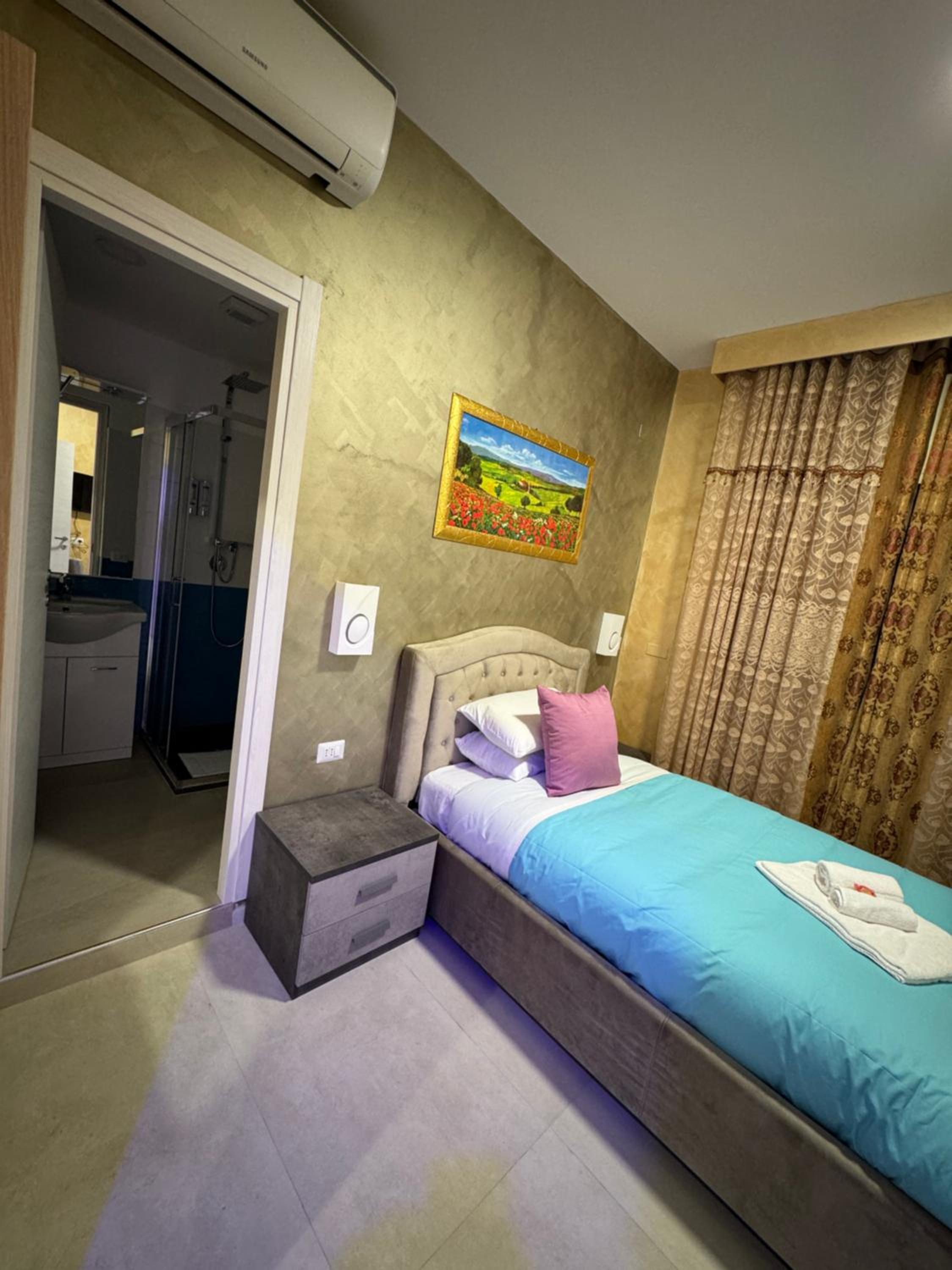 Single Room with Private Bathroom photo 2