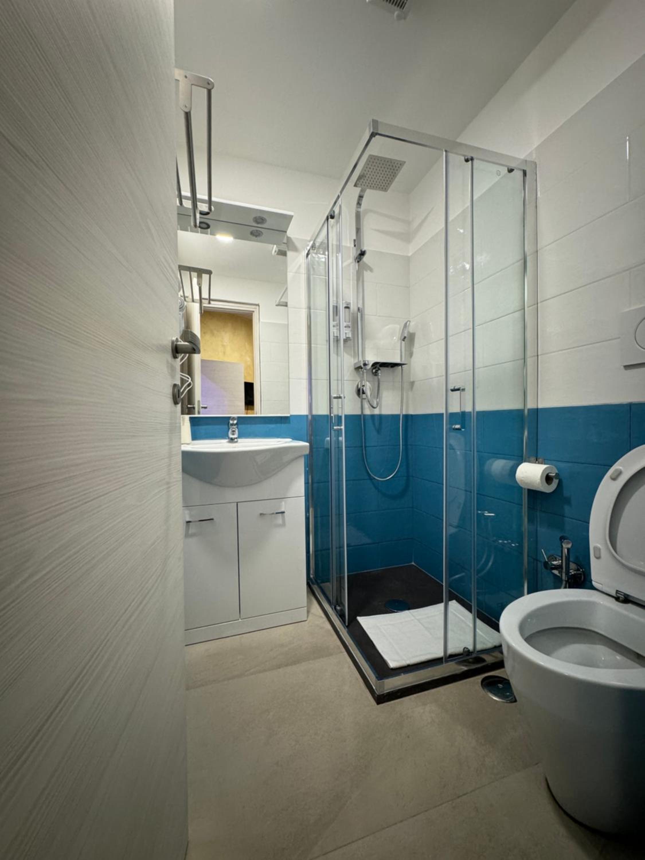 Single Room with Private Bathroom photo 3