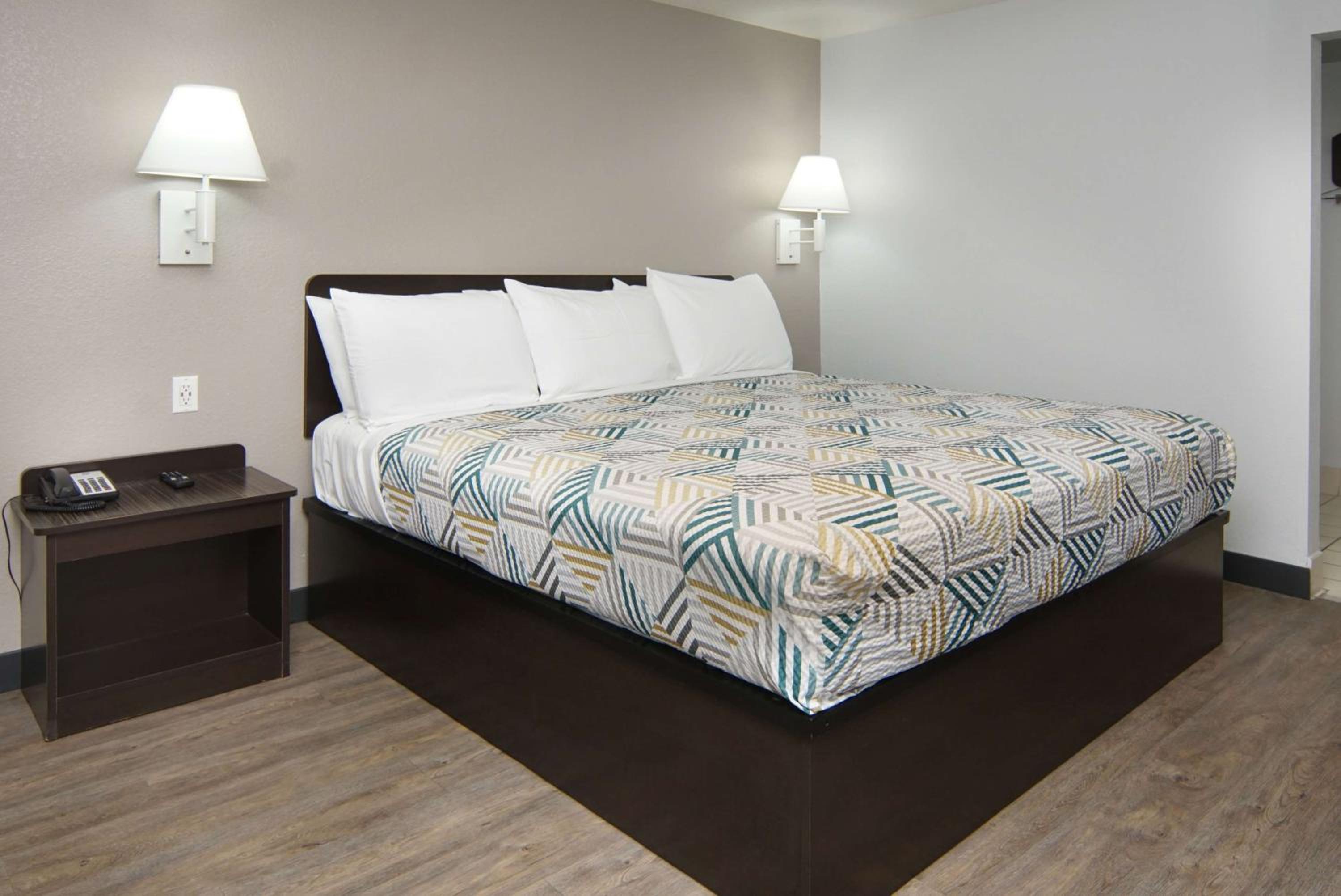 King Room - Non-Smoking - Photo 1