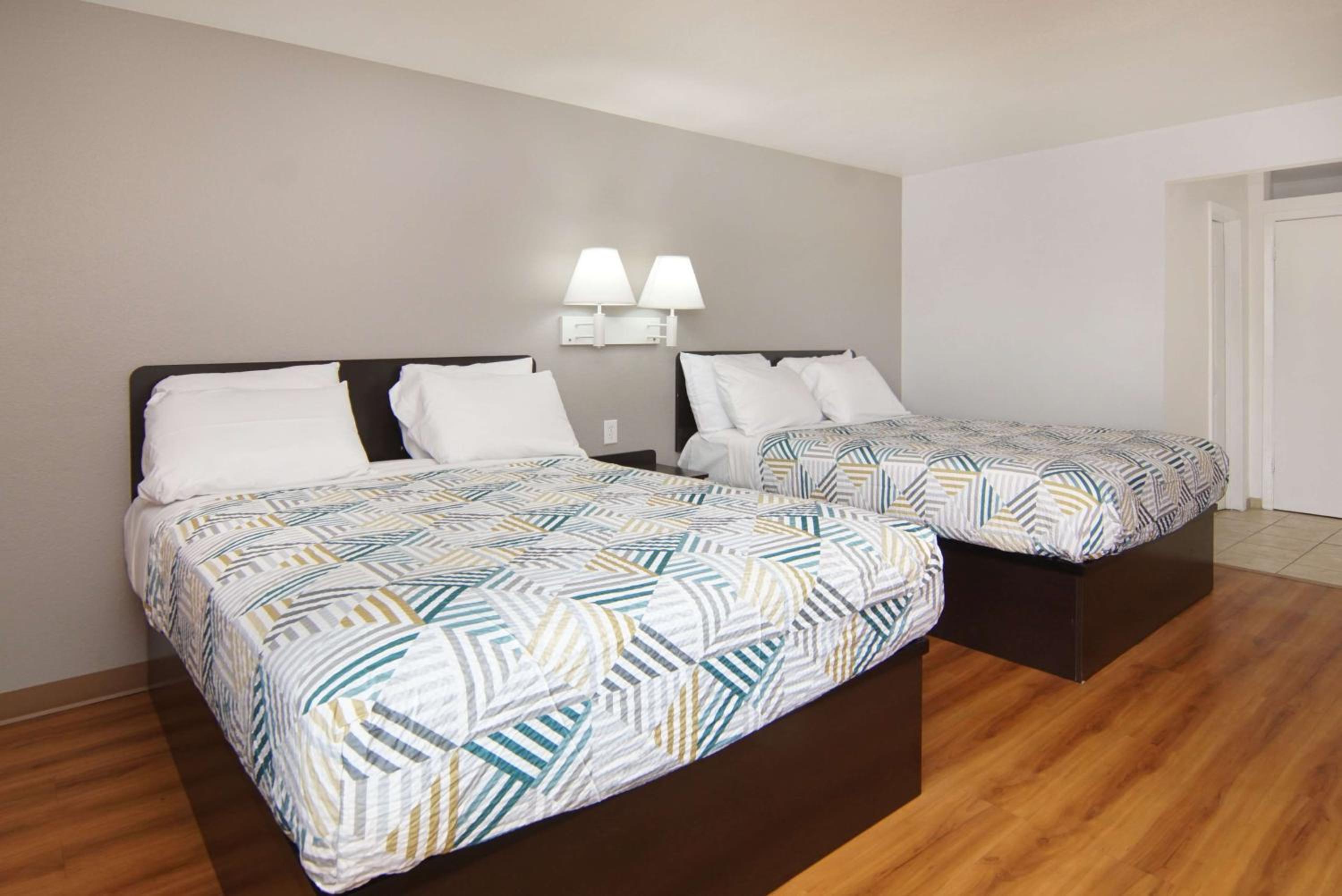 Queen Room with Two Queen Beds - Non-Smoking - Photo 1