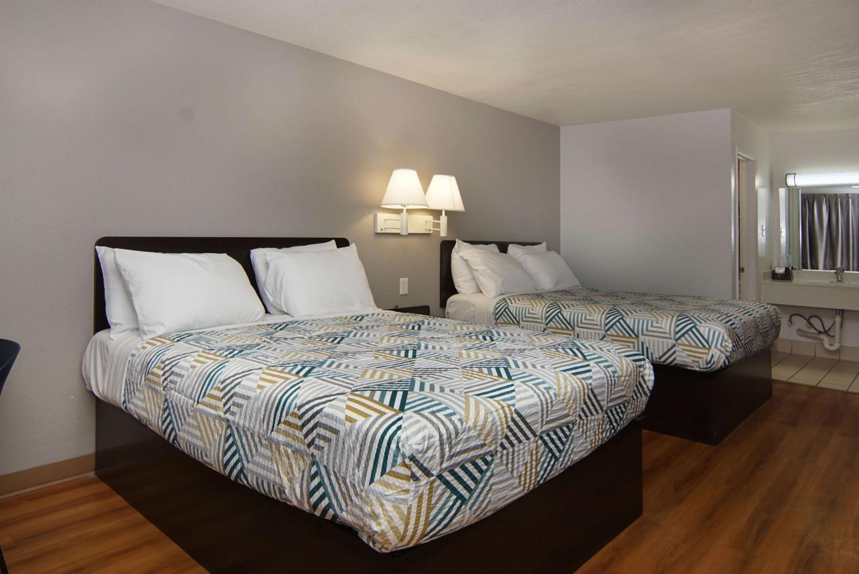 Queen Room with Two Queen Beds - Non-Smoking - Photo 3
