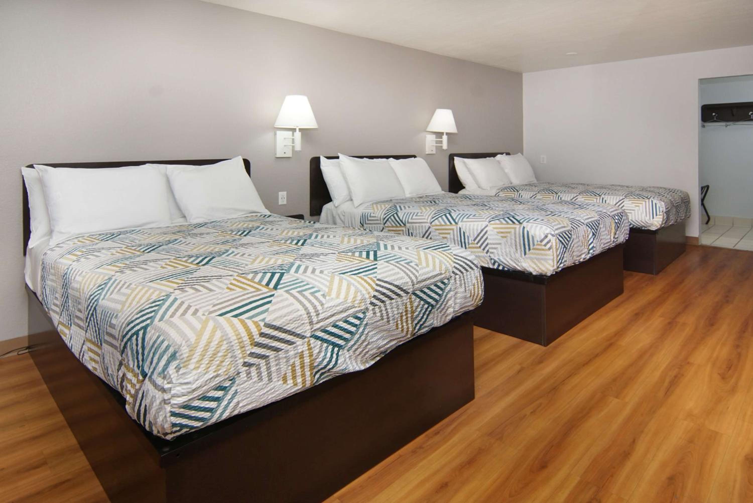 Deluxe Quadruple Room - Smoking - Photo 1