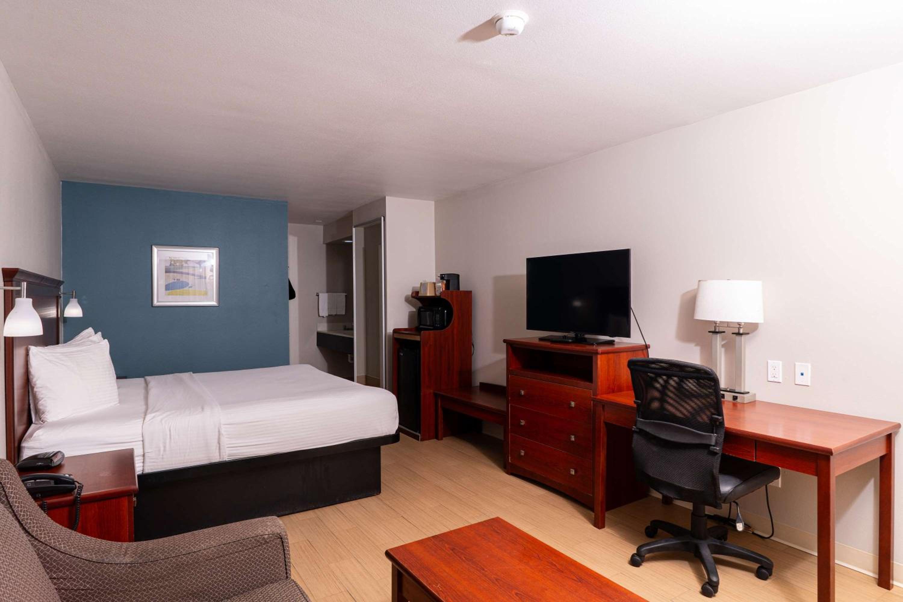 King Room with Sofa Bed - Non-Smoking photo 1