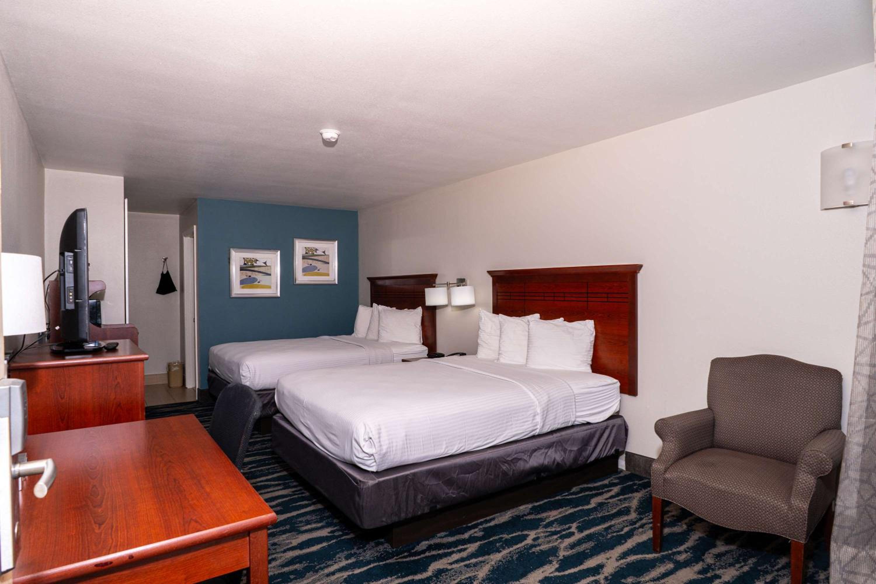 Queen Room with Two Queen Beds - Non-Smoking photo 3