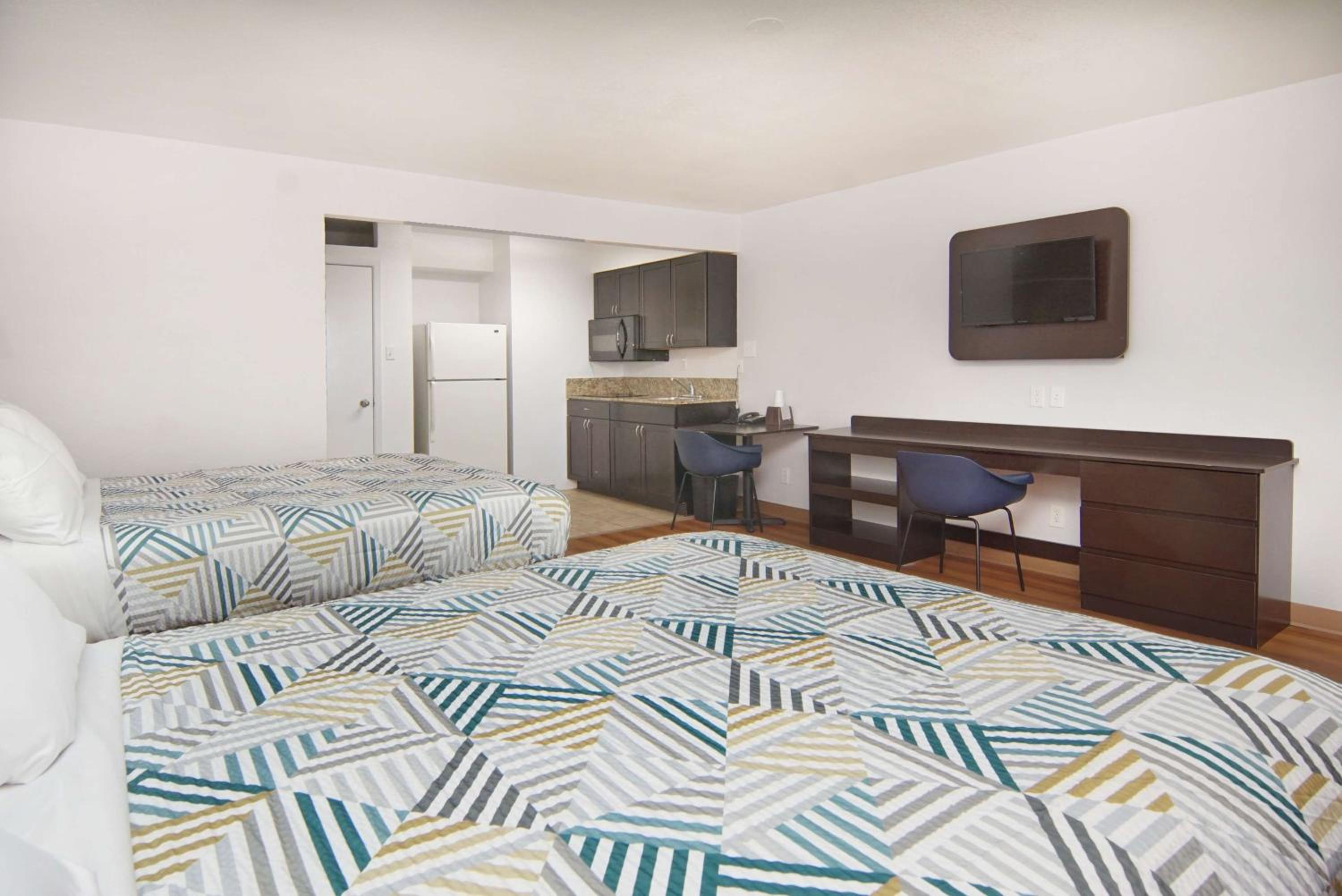 Deluxe Queen Room with Two Queen Beds - Non-Smoking - Photo 1