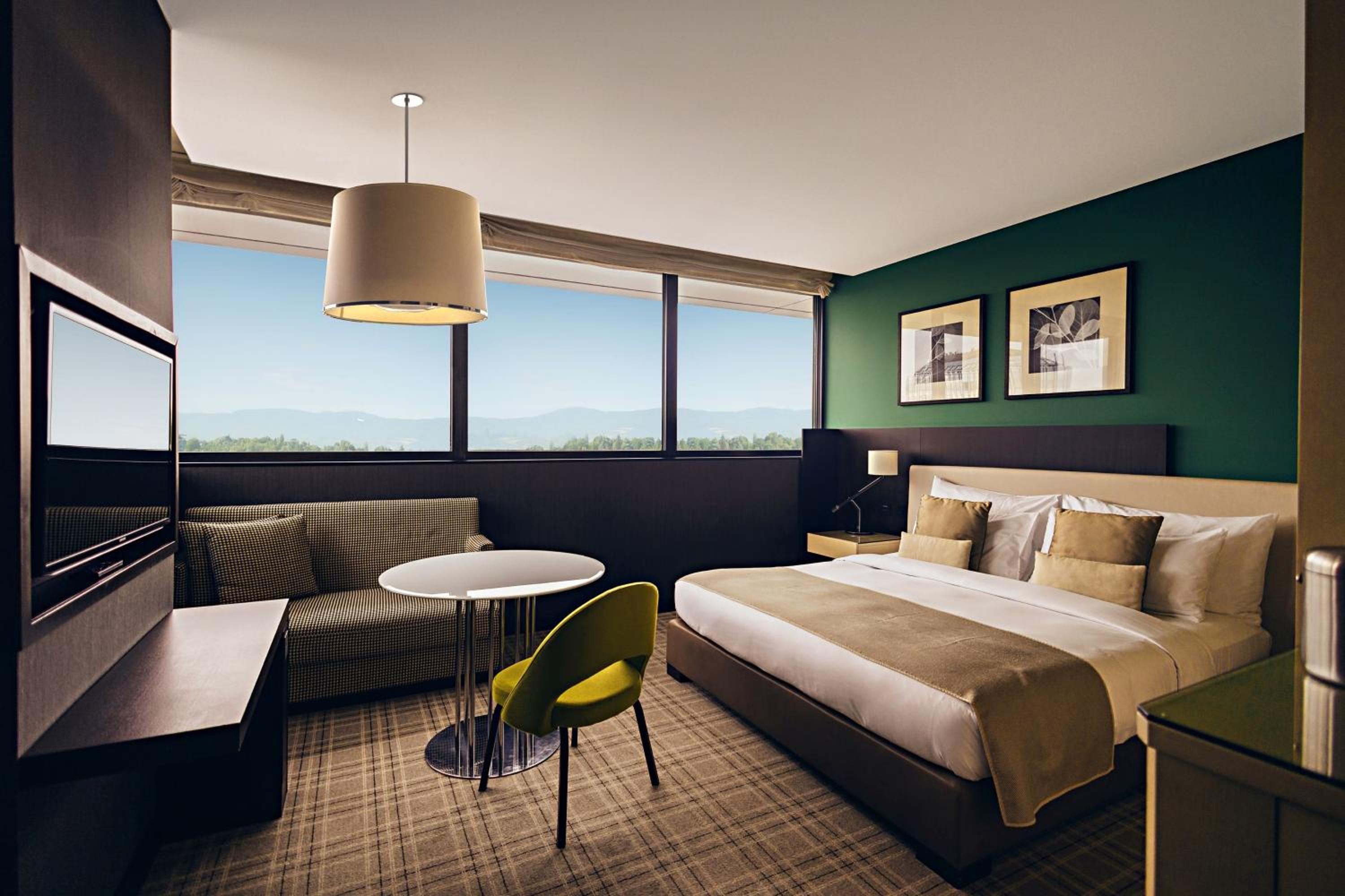 Premium King Room thumbnail 6