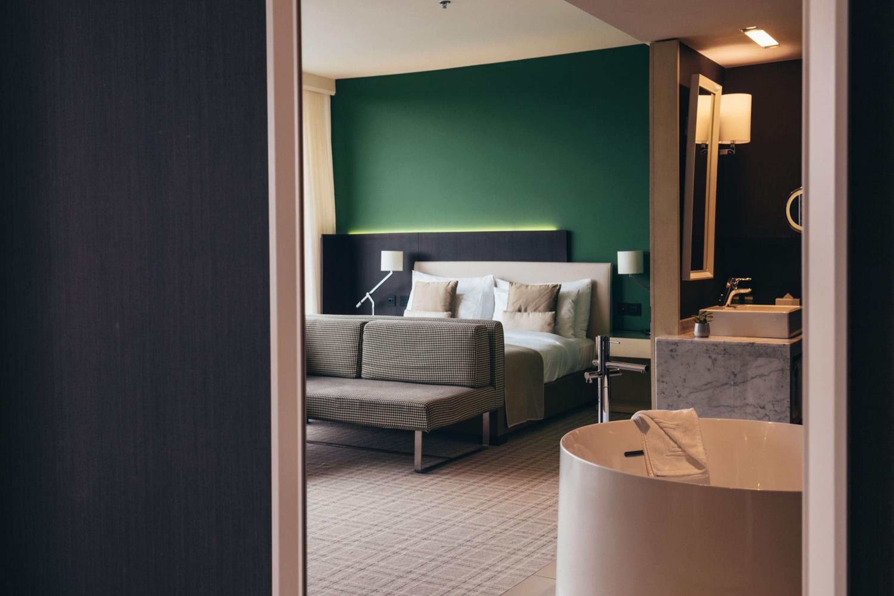 Junior King Suite - Club Lounge Access