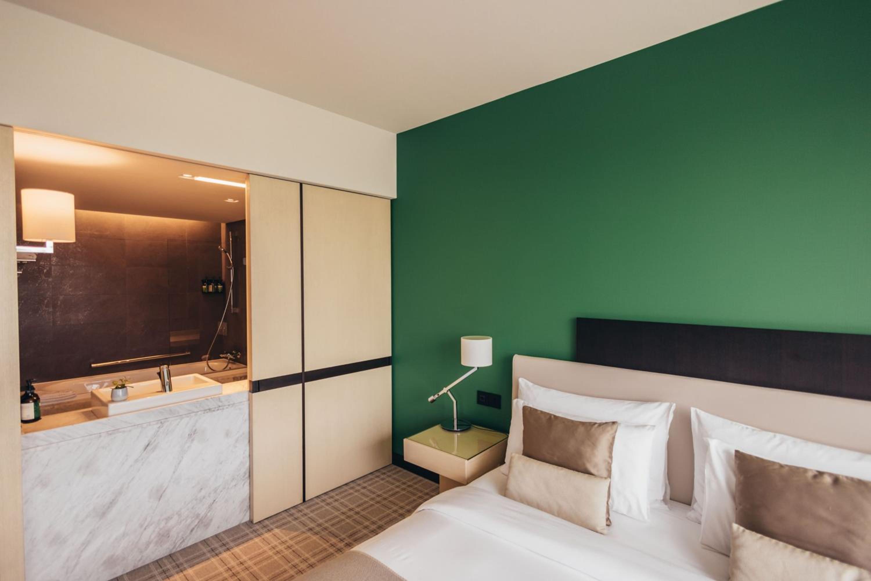 One-Bedroom Suite thumbnail 6