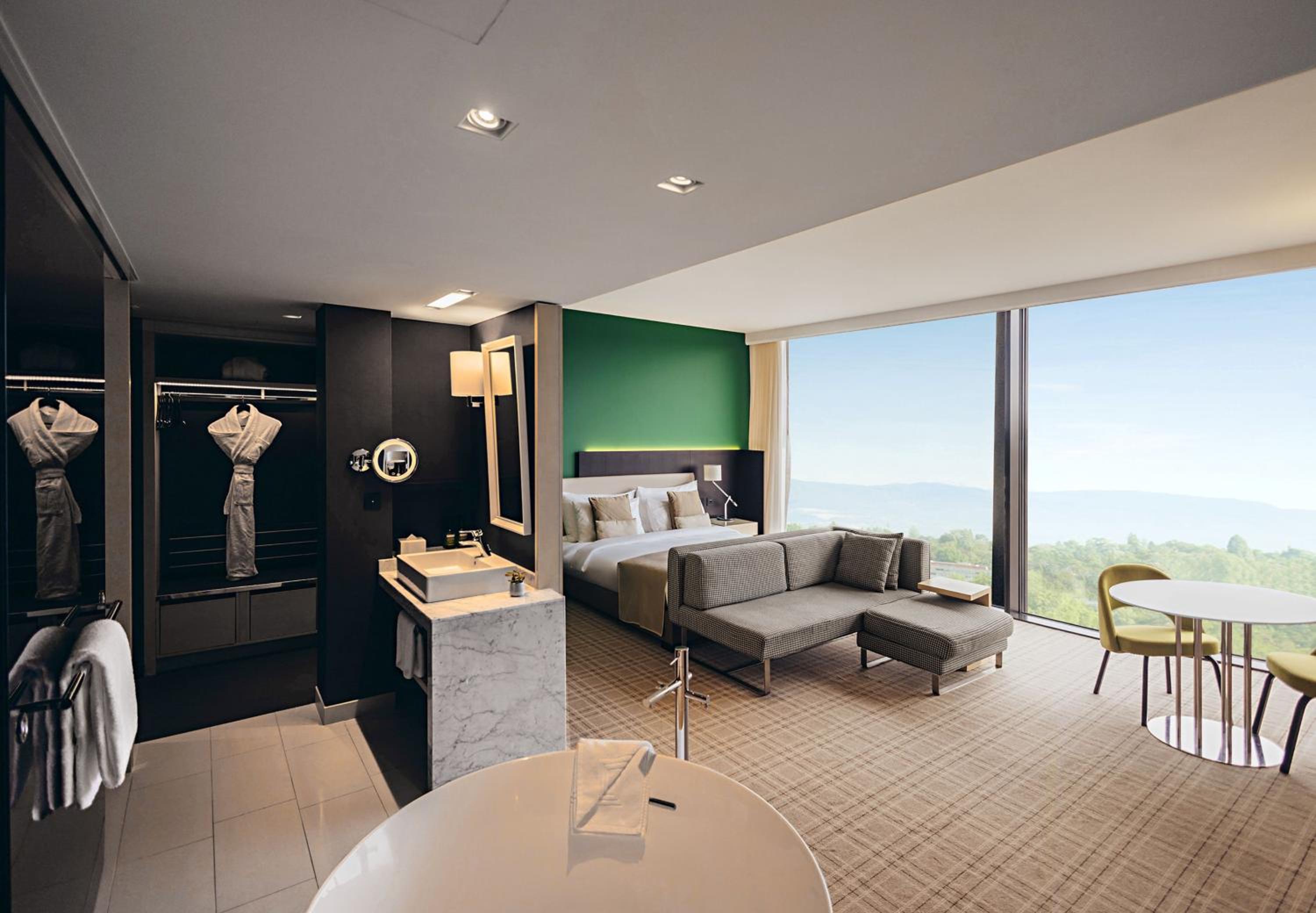 Junior King Suite - Club Lounge Access