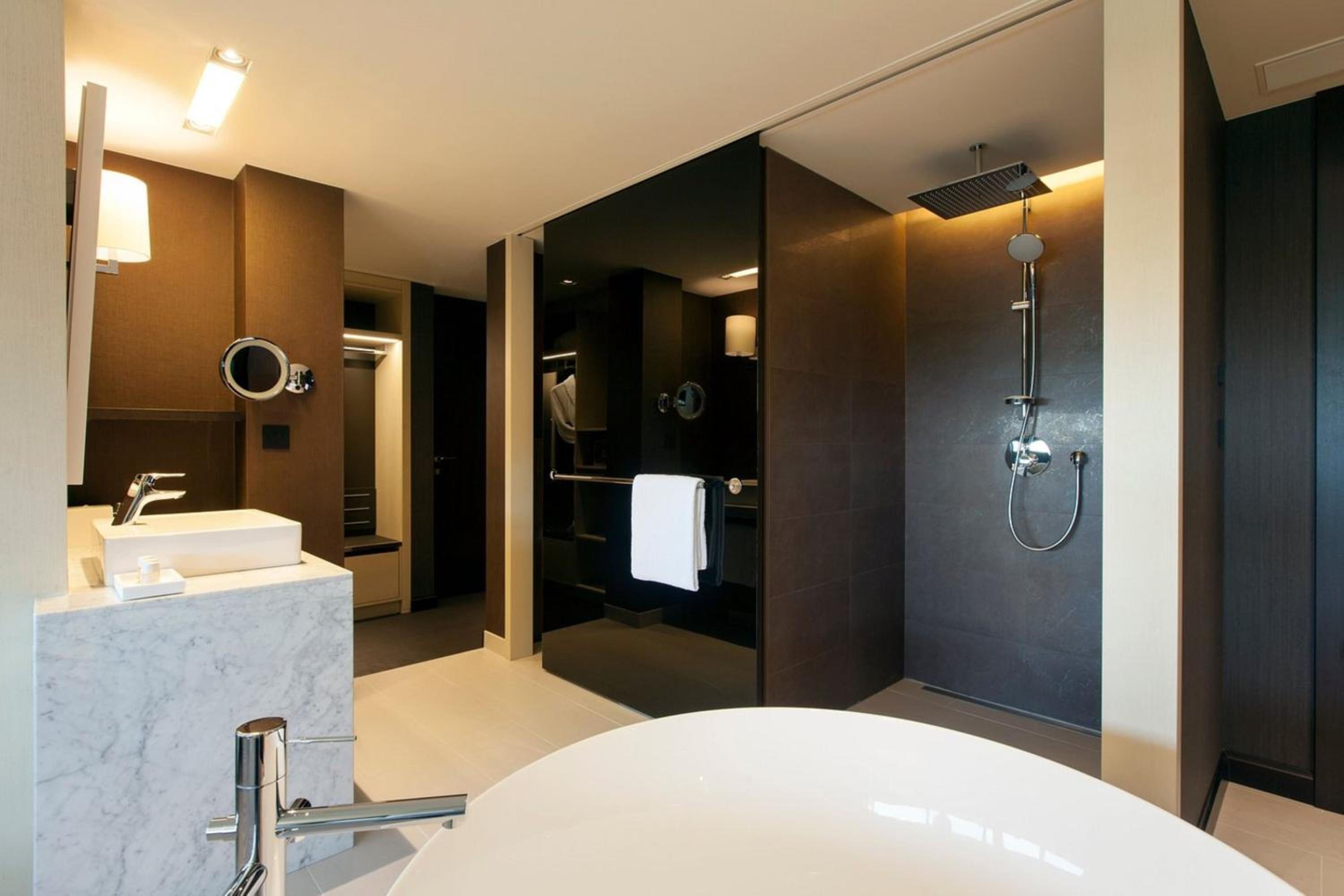 Junior King Suite - Club Lounge Access thumbnail 6
