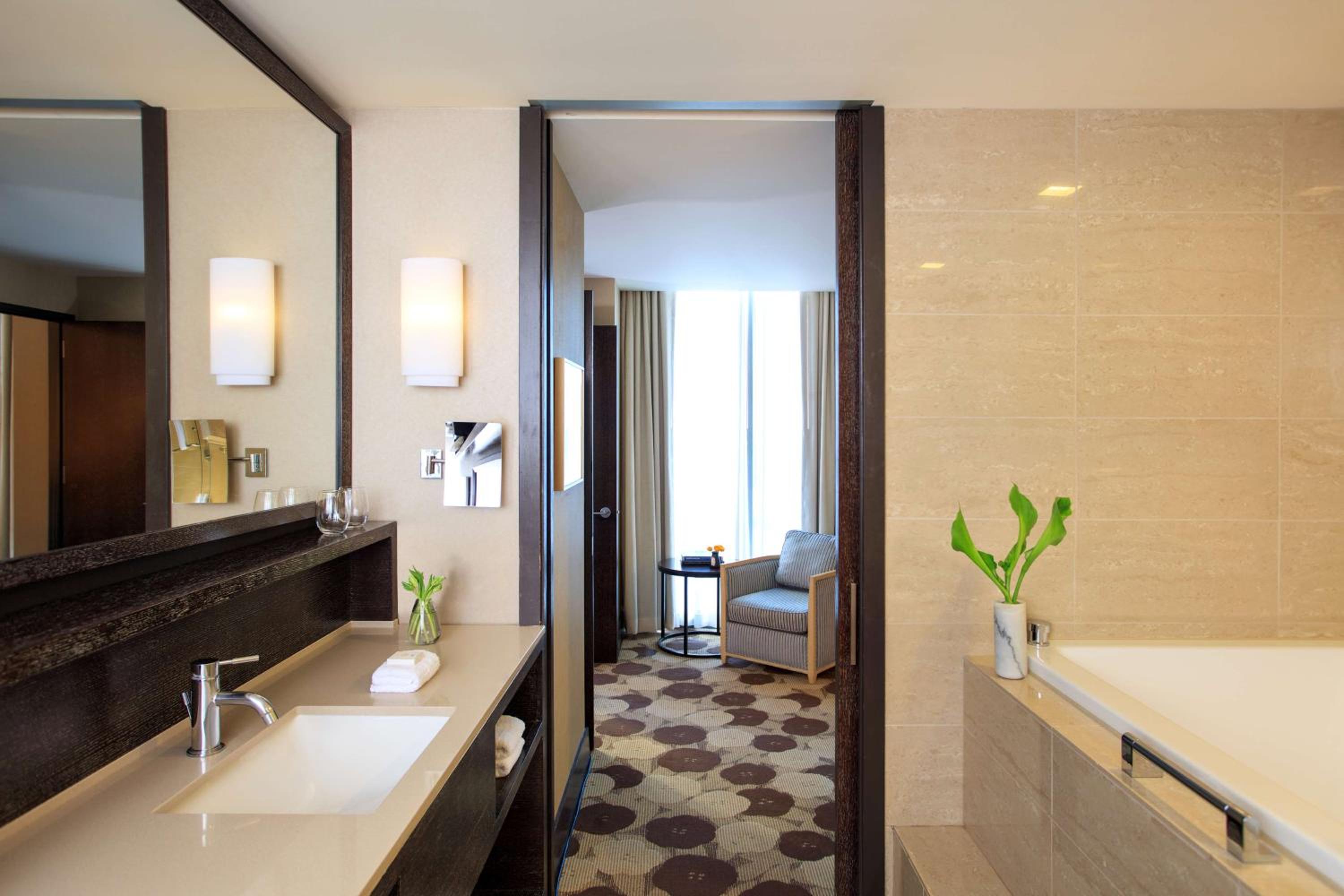 Luxury King Suite with Spa Bath - Photo 9