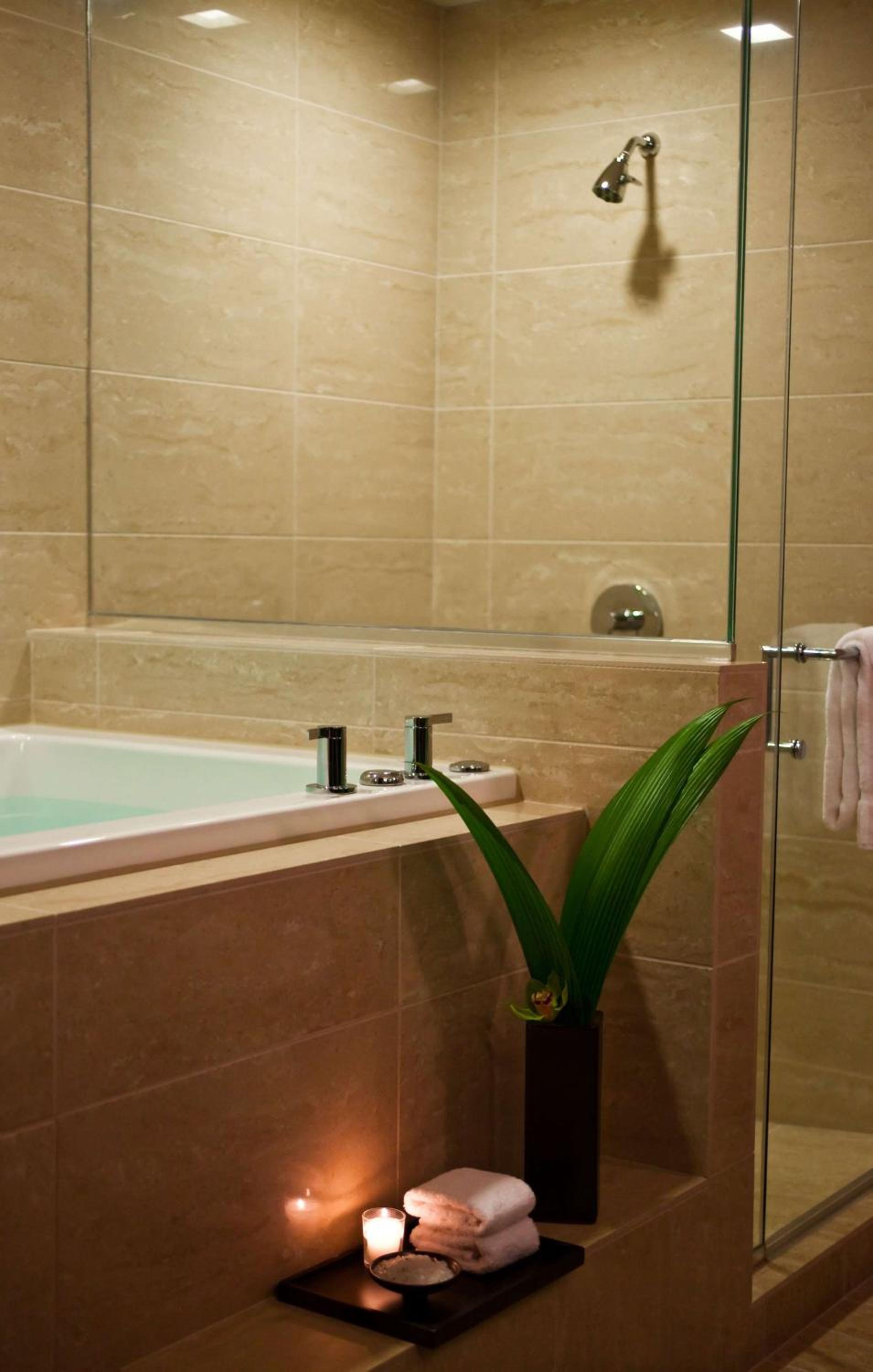 Junior King Suite with Spa Bath - Photo 2