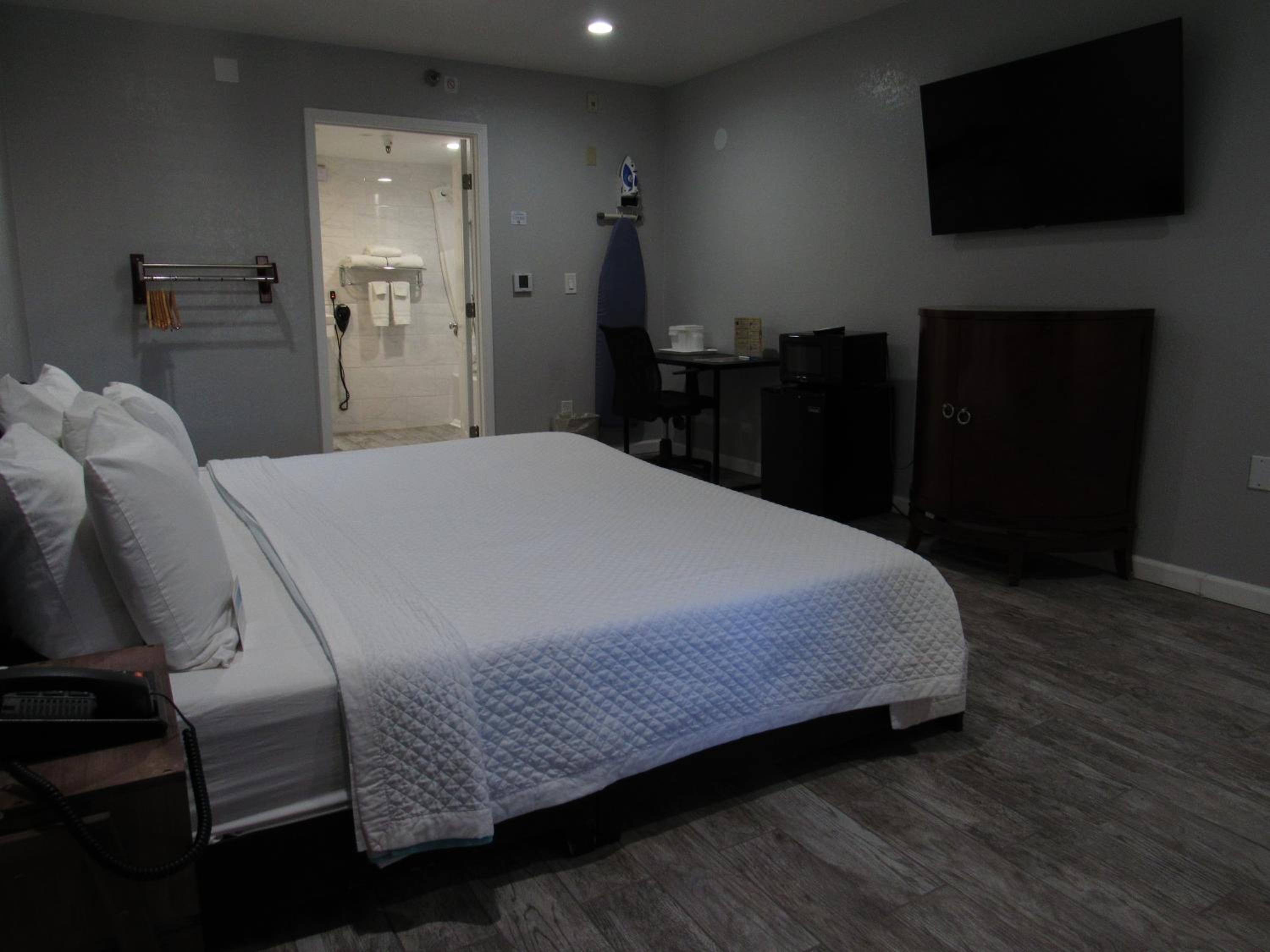 King Room - Wheelchair Accessible/Non-Smoking - Photo 2