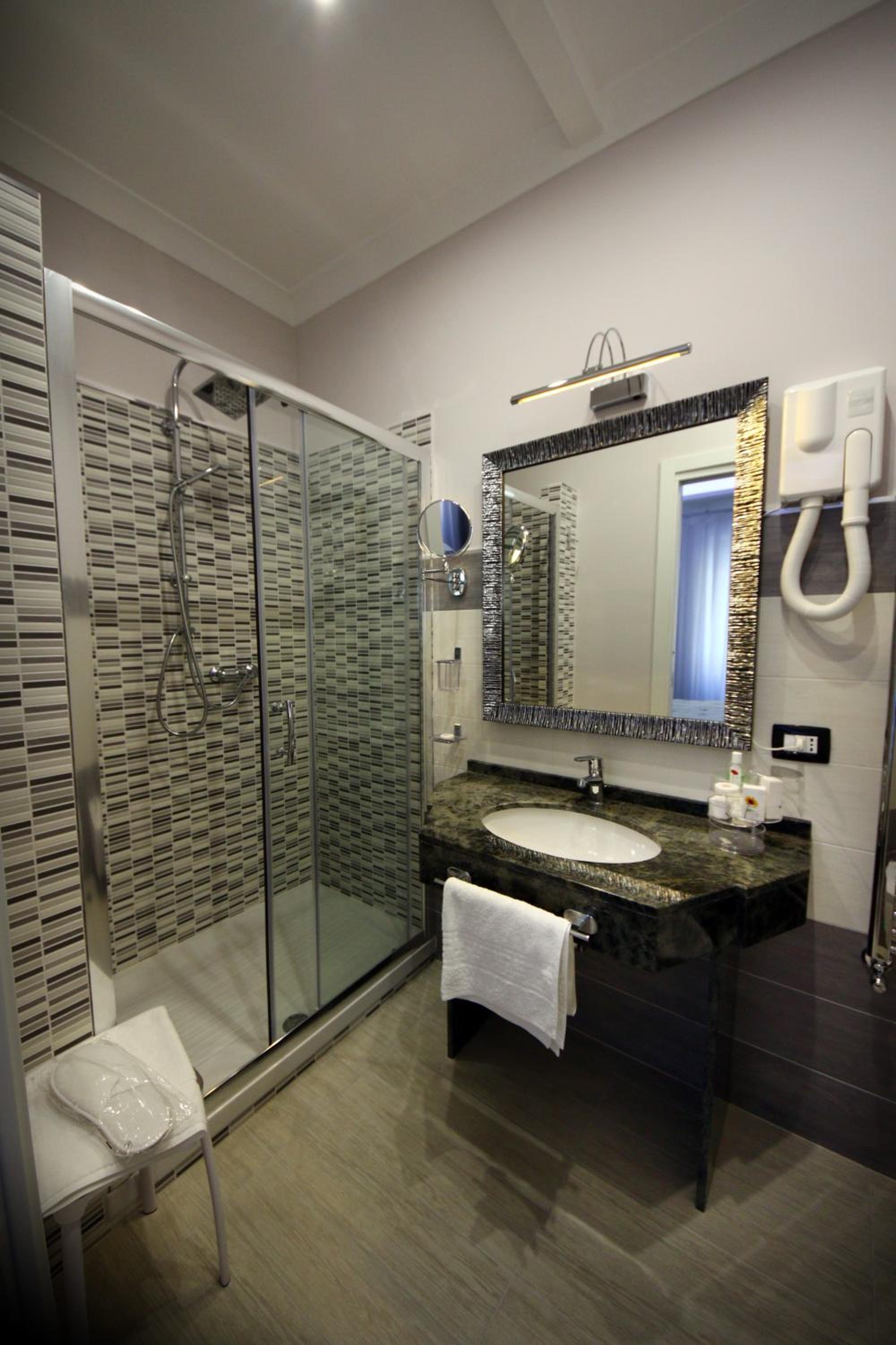 Standard Double or Twin Room - Photo 5