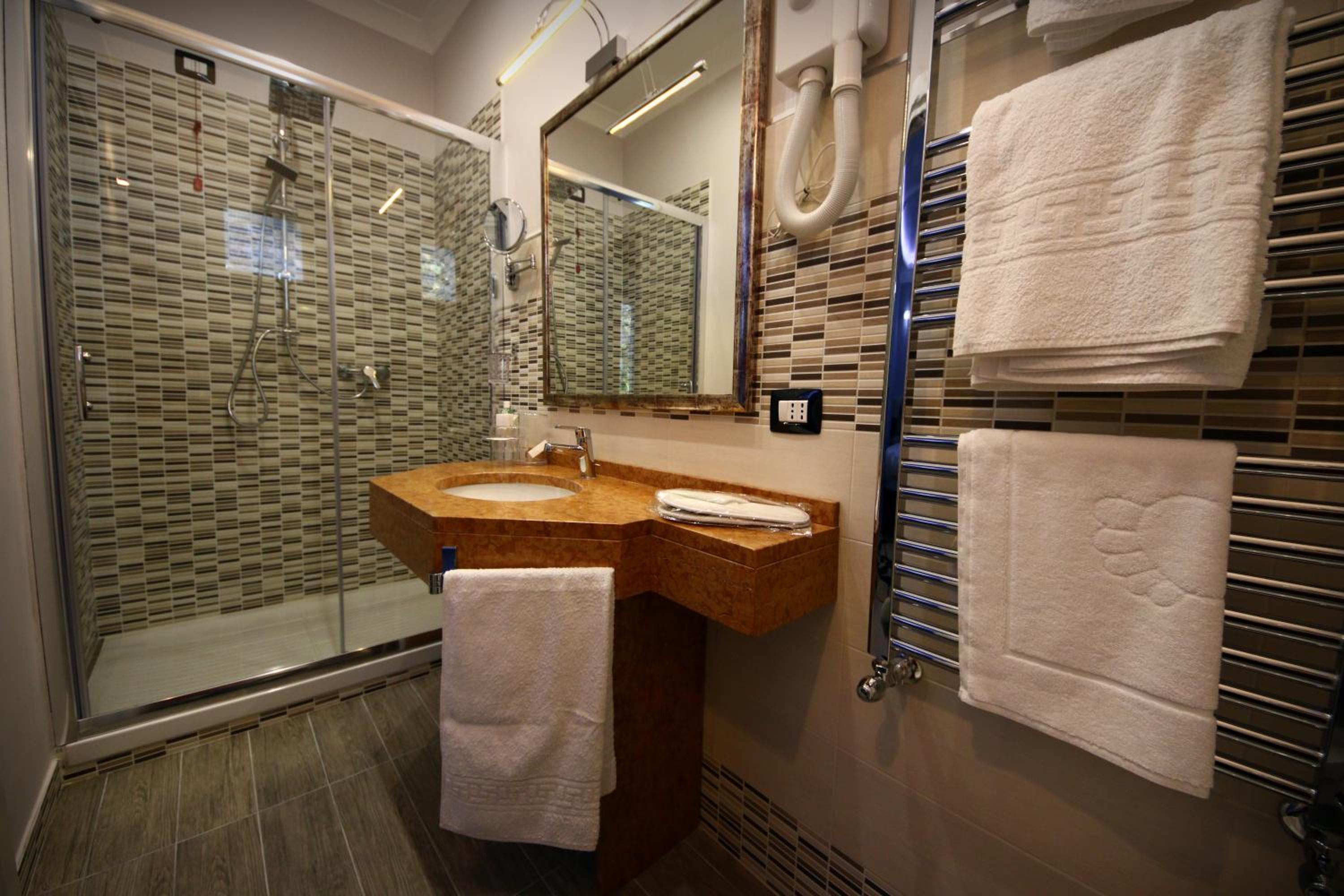 Standard Double or Twin Room - Photo 9