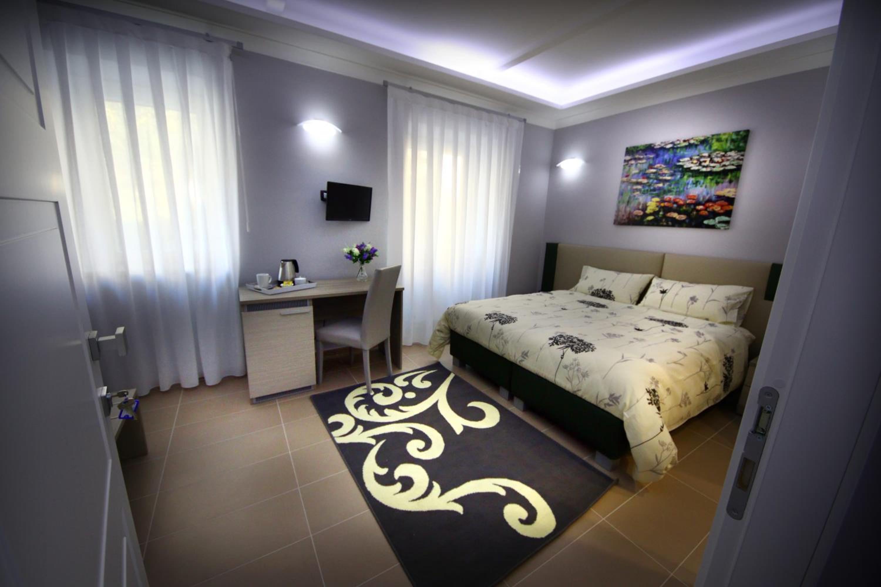 Standard Double or Twin Room - Photo 12