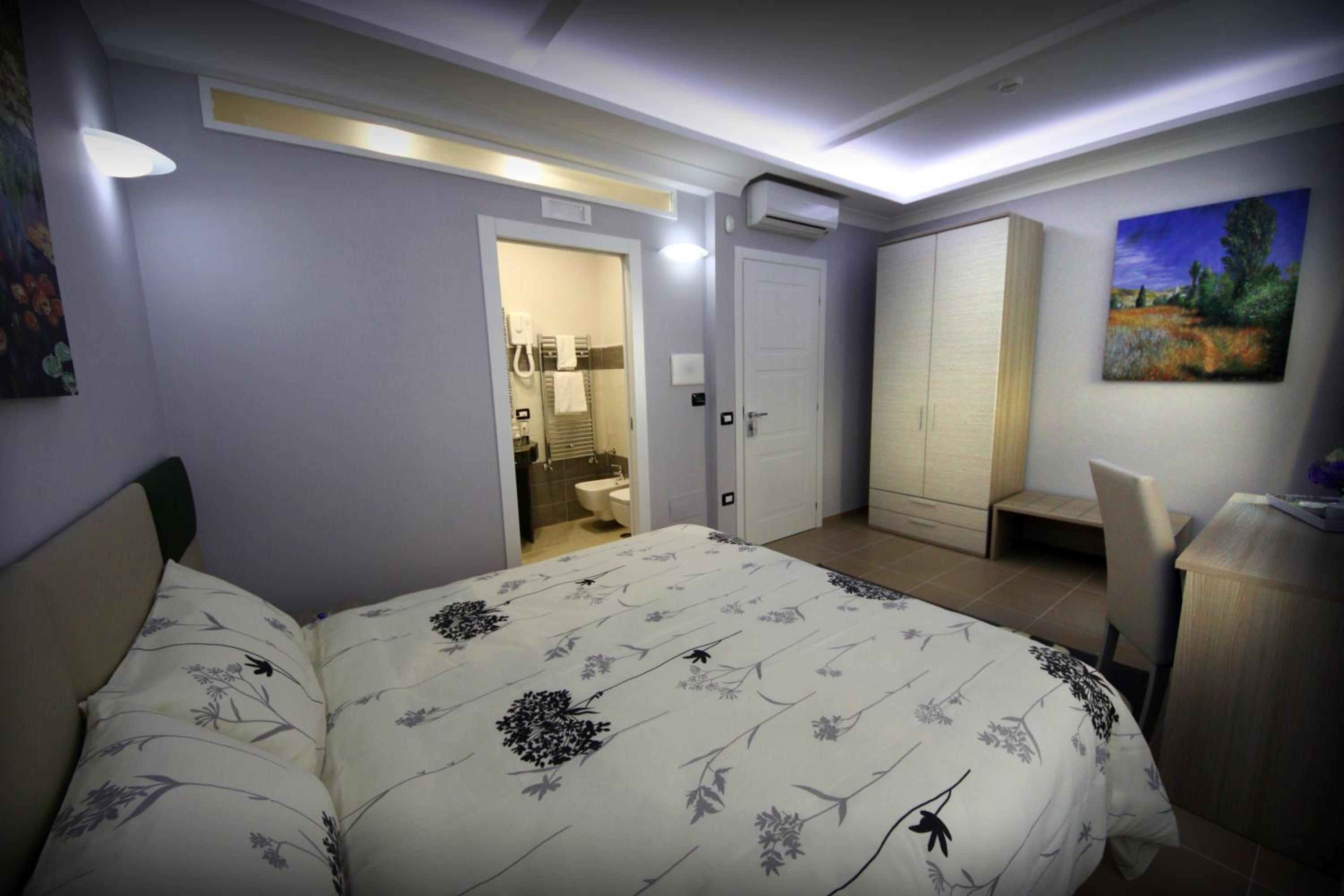 Standard Double or Twin Room - Photo 13